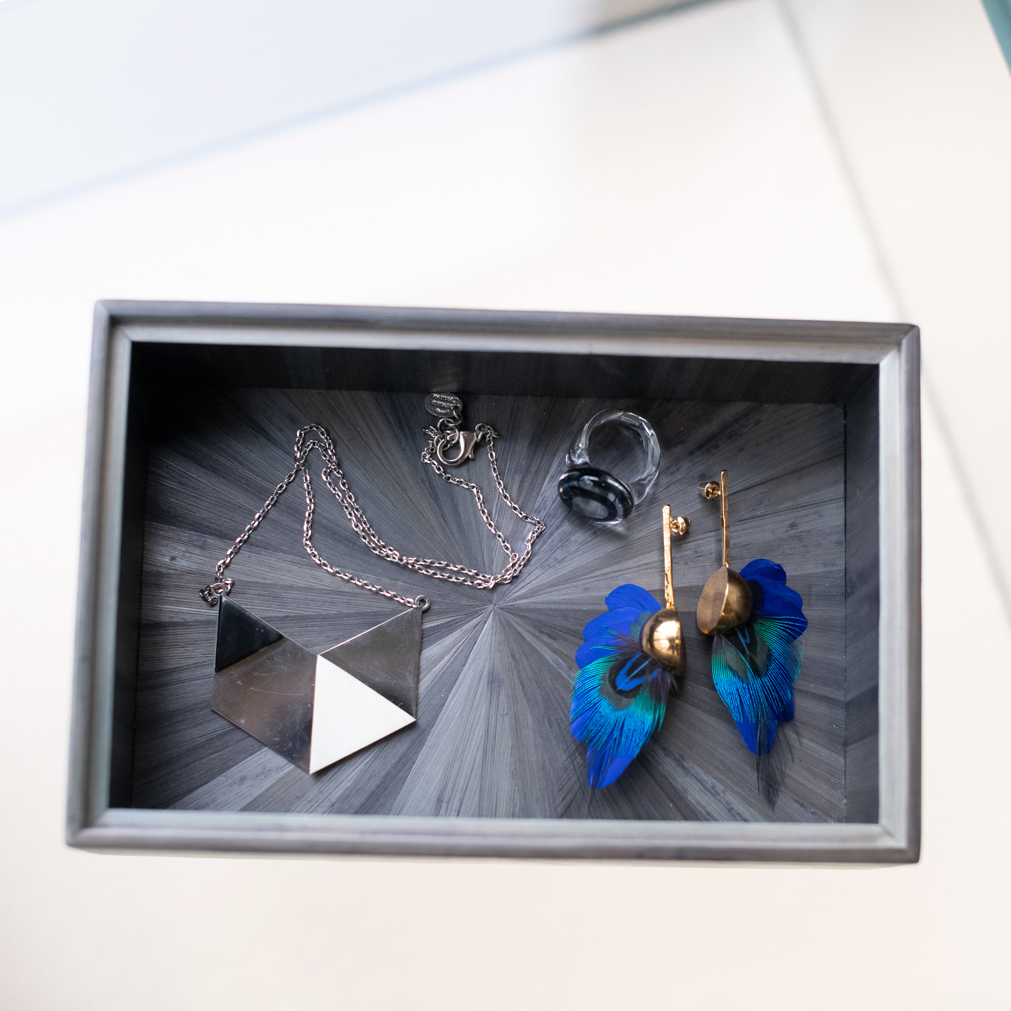 Collier corne Vera 69€ - BO plumes Butterfly 180€ - Bague verre Saturne 55€