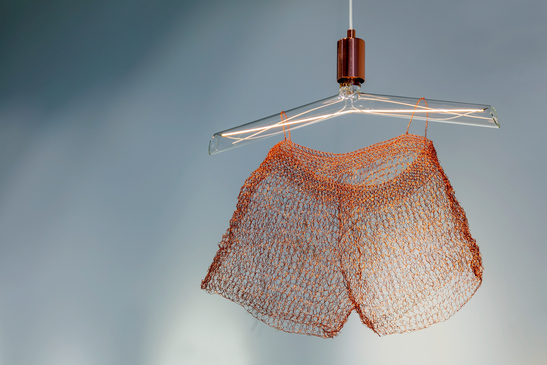 Suspension lumineuse collection LOVERS "Coté Monsieur" en fil de cuivre tricoté à la main et suspendus à une ampoule à Led 825€