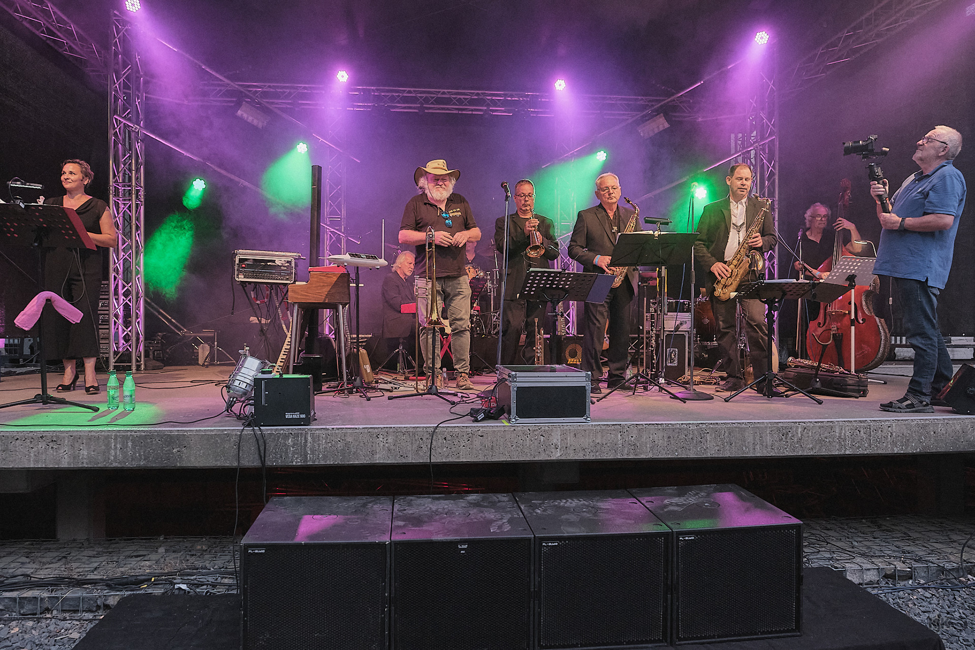 Beim Anstimmen der JazzWeCan-Hymne mit Veranstalter Hans Ruppert