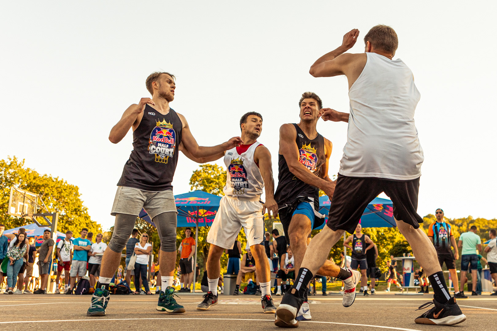 Krepšininkas veržiasi link krepšio Red Bull Half Court turnyro trys prieš tris metu