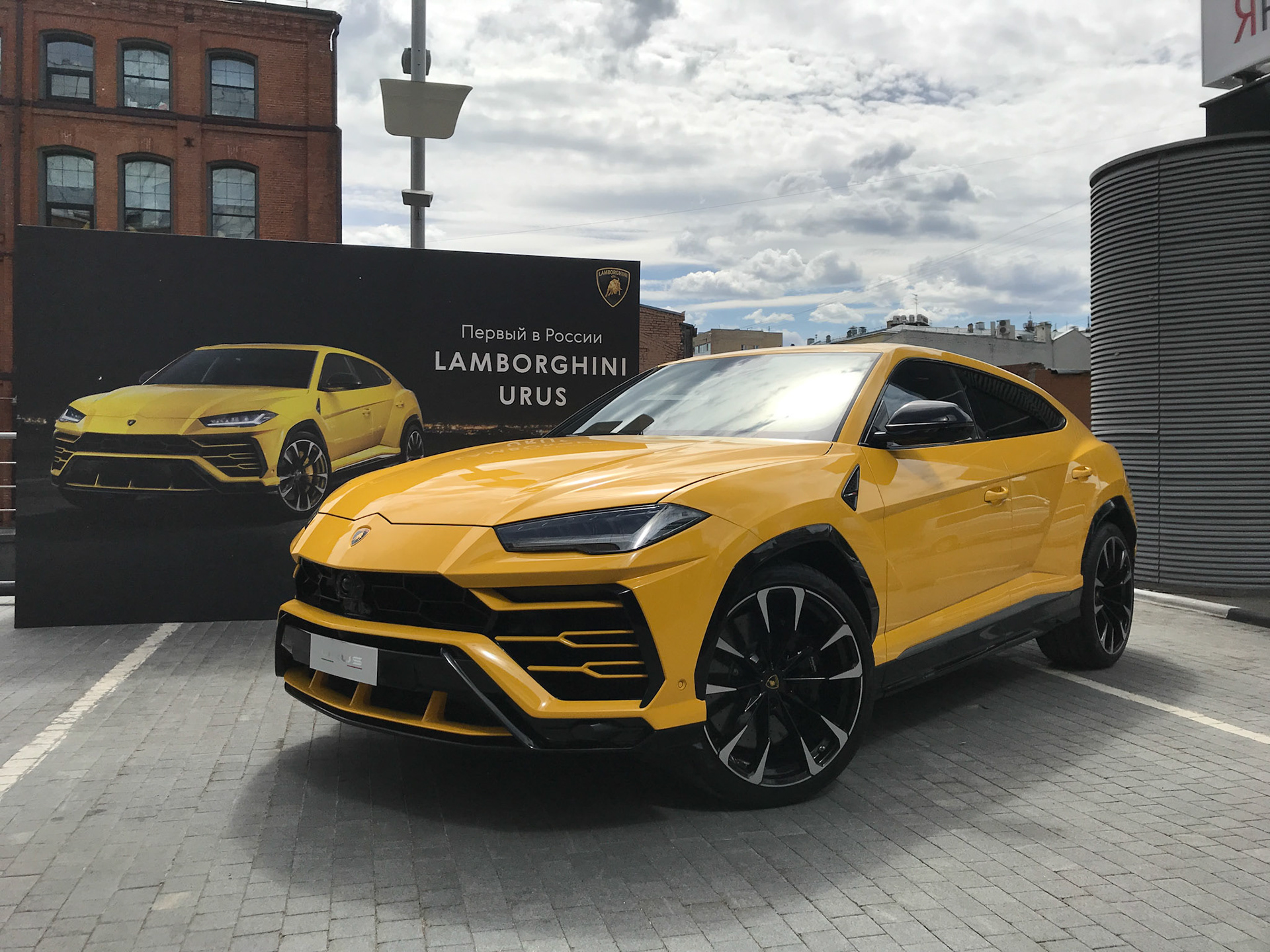 Lamborghini Urus золотой