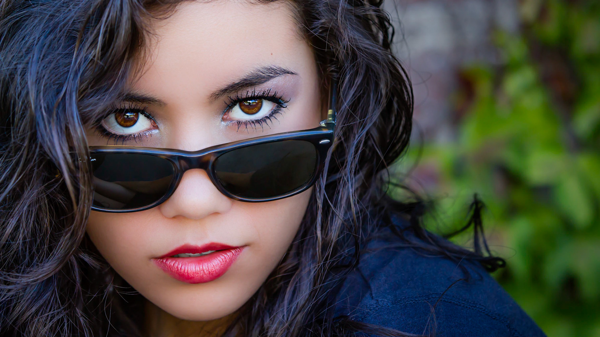 Ari looking over her Ray-Bans