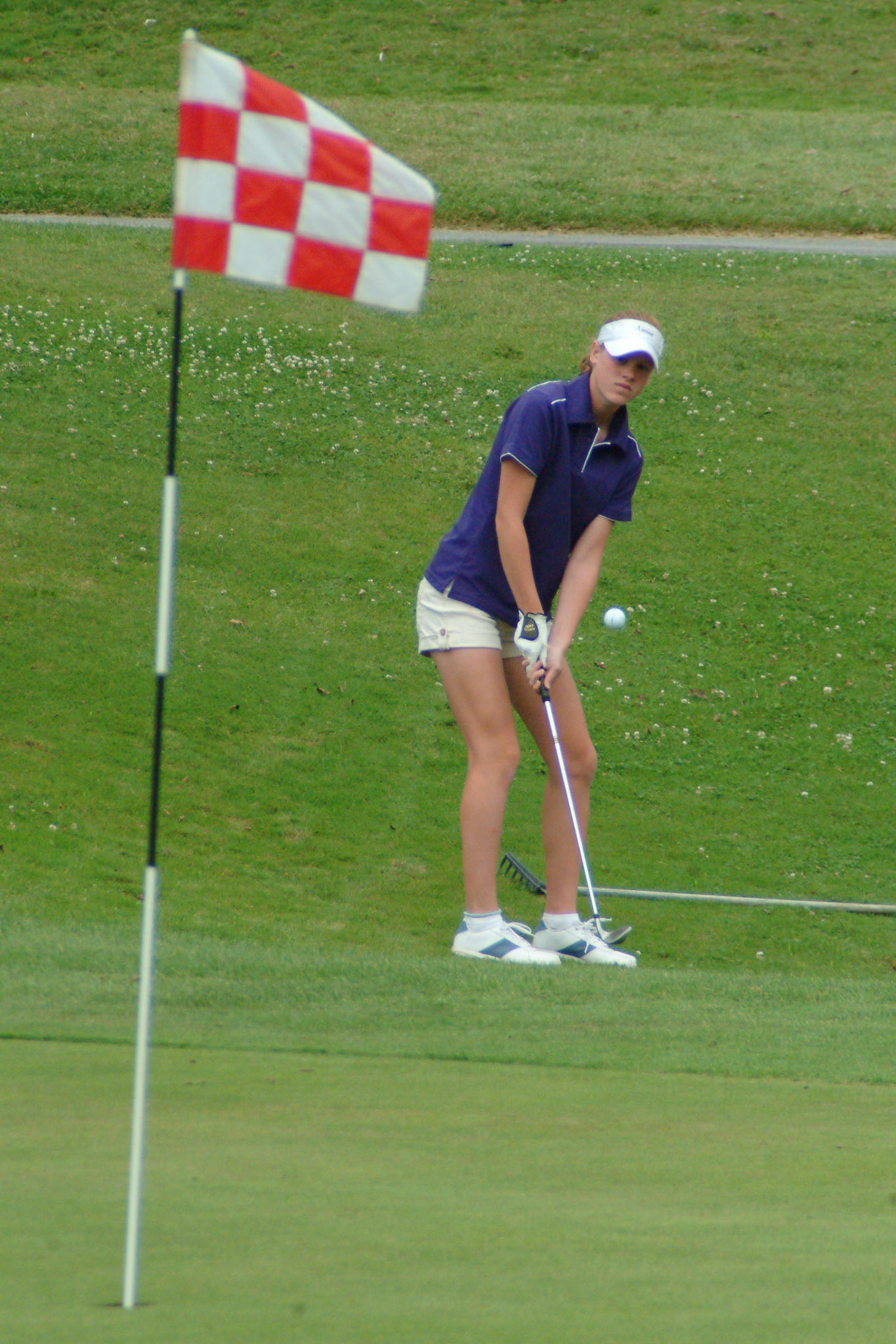 080709tvmGLFLCINVITE_10 Tony V. Martin CRETE-Hobart freshman Aimee Pope chips onto the 2nd green. Girls Invitational at Longwood Country Club on Friday.