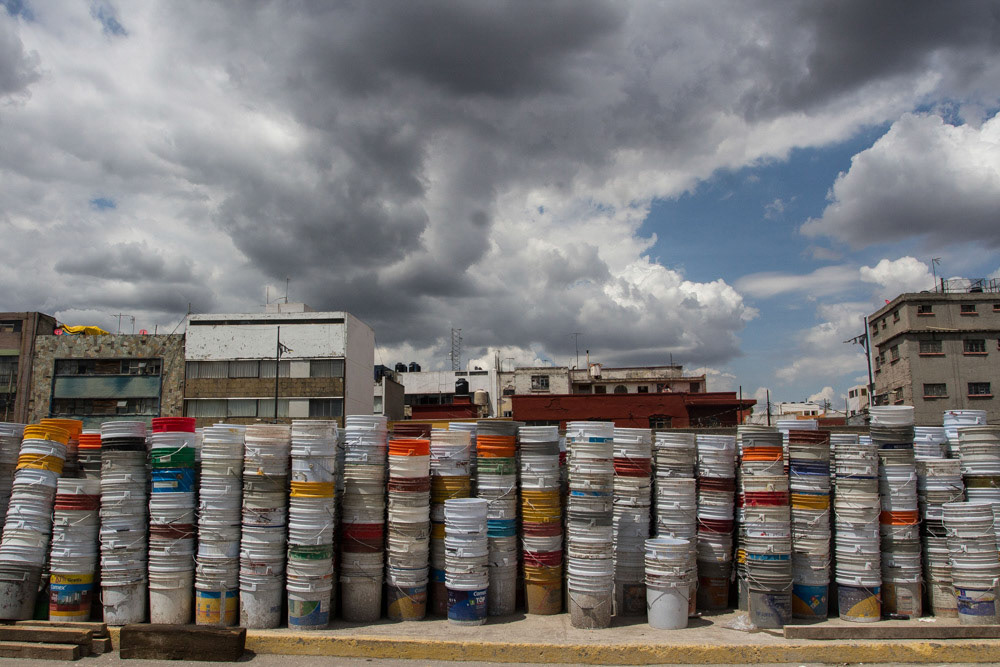 CIUDAD DE MÉXICO, 24SEPTIEMBRE2017.- Botes con los que se retiró el escombró del edicifio colapsado en Viaducto y Torreón, en la Narvarte. FOTO: ISAAC ESQUIVEL /CUARTOSCURO.COM