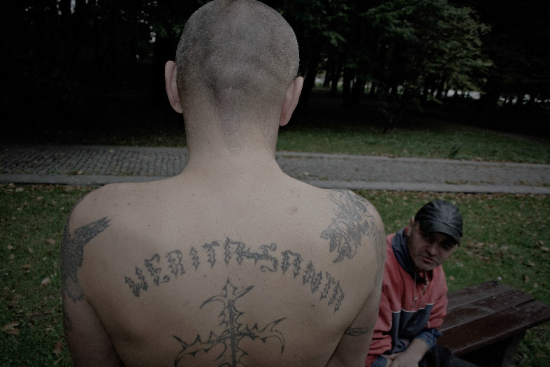 18.09.2008 WARSZAWA GODZ 10.30 POLA MOKOTOWSKIE PRZY UL. NIEPODLEGLOSCI PANOWIE PAWEL I PAWEL ROZPOCZYNAJA DRUGI DZIEN TRZYDNIOWEJ PRZEPUSTKI , W BIALOLECE ODBYWAJA ODPOWIEDNIO 4,5 LAT - PAR 280KK , I 8LAT - PAR 208KK , O PIERWSZA PRZEPUSTKE MOZNA UBIEGAC SIE PO ODBYCIU 1/4 KARY. PAN PAWEL , Z LEWEJ , ZDOBYL W ZAKLADZIE KARNYM ZAWOD TECHNOLOGA ROBOT BUDOWLANO WYKONCZENIOWYCH , OBAJ W RAMACH POLOTWARTEGO ZAKLADU PRACUJA PRZY PRODUKCJI KREGOW BETONOWYCH , PLYT CHODNIKOWYCH I KOSTKI BAUMA , ZJEDLI SNIADANIE U JEGO PARTNERKI I TERAZ DZIEN PRZED NIMI  .
FOT. JACEK PIOTROWSKI / AGENCJA GAZETA