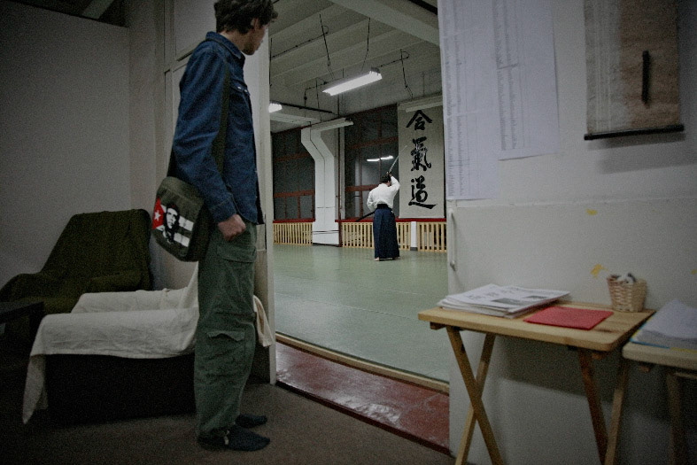 12.02.2007 WARSZAWA  FORTY RACLAWICKA MOKOTOW  W DUZYM DOJO CENTRUM AIKIDO AIKIKAI PROWADZONE PRZEZ SENSEI ROMAN HOFFMANN 5 DAN NA ZDJECIU TRENING  AIKIDO  PROWADZONY PRZEZ SENSEI GRZEGORZ KOLAK 3 DAN  JEST ON TEZ SAM  W MALYM DOJO W CZASIE CWICZENIA FORM KENJUTSU  WALKI MIECZEM  , BATOJUTSU  TECHNIKA PRZYKLADAJACA WAGE DO WYJMOWANIA MIECZA Z POCHWY CIEMNOWLOSA KOBIETA AGNIESZKA POTOK PRZYGLADA SIE ROZGRZEWCE I PROWADZI ZAJECIA Z DZIECMI  W 2006 ROKU OBCHODZONO 30 LAT AIKIDO W POLSCE   FOT. JACEK PIOTROWSKI / AGENCJA GAZETA