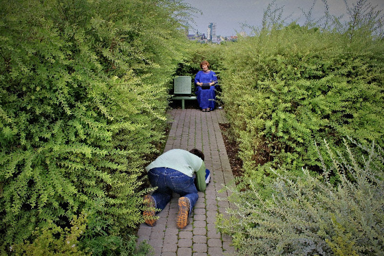 18.07.2008 WARSZAWA OGRODY NA DACHU BIBLIOTEKI UNIWERSYTECKIEJ ANNA JAROH I RAFAL PRZYBYSZEWSKI ROBIA SOBIE PAMIATKOWE ZDJECIA SA Z BYDGOSZCZY DO WARSZAWY PRZYWIODL ICH UPIOR W OPERZE  ," TRZEBA ZNAC TAKIE RZECZY JAK SIE UCZY W GIMNAZJUM " MOWI ANIA " TO SZKOLA PRZETRWANIA ", WARSZAWA ATRAKCJE - WYSZUKALI  W INTERNECIE  , ZWIEDZALI CZTERY DNI  DZIS WRACAMY PANU TEZ ZROBIMY ZDJECIE !! 
FOT. JACEK PIOTROWSKI / AGENCJA GAZETA