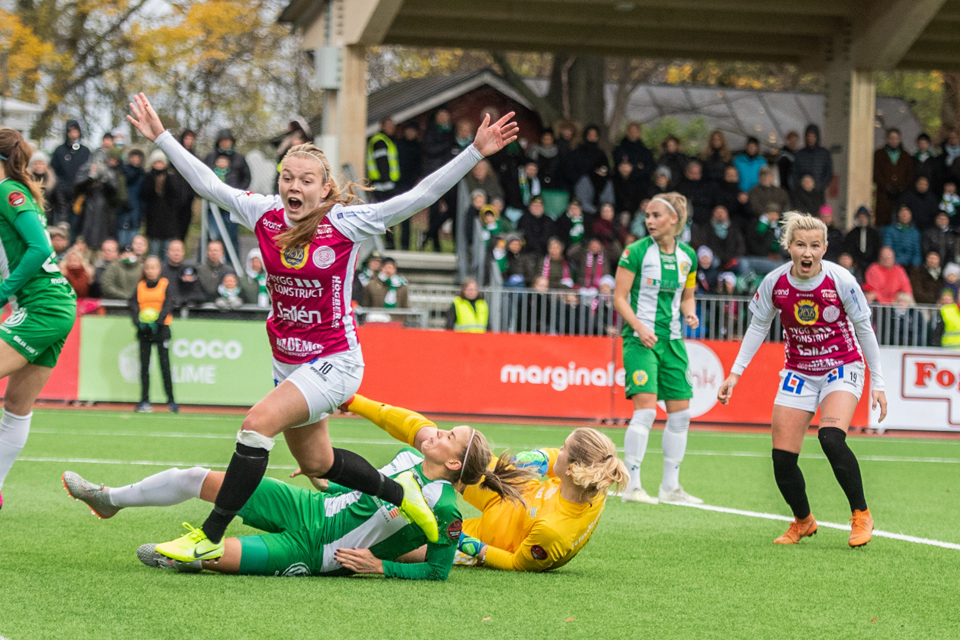 Uppsalas Beata Olsson jublar efter sitt 1-3 mål under en fotbollsmatch i Elitettan mellan Hammarby IF FF och IK Uppsala Fotboll. För TT Nyhetsbyrån.