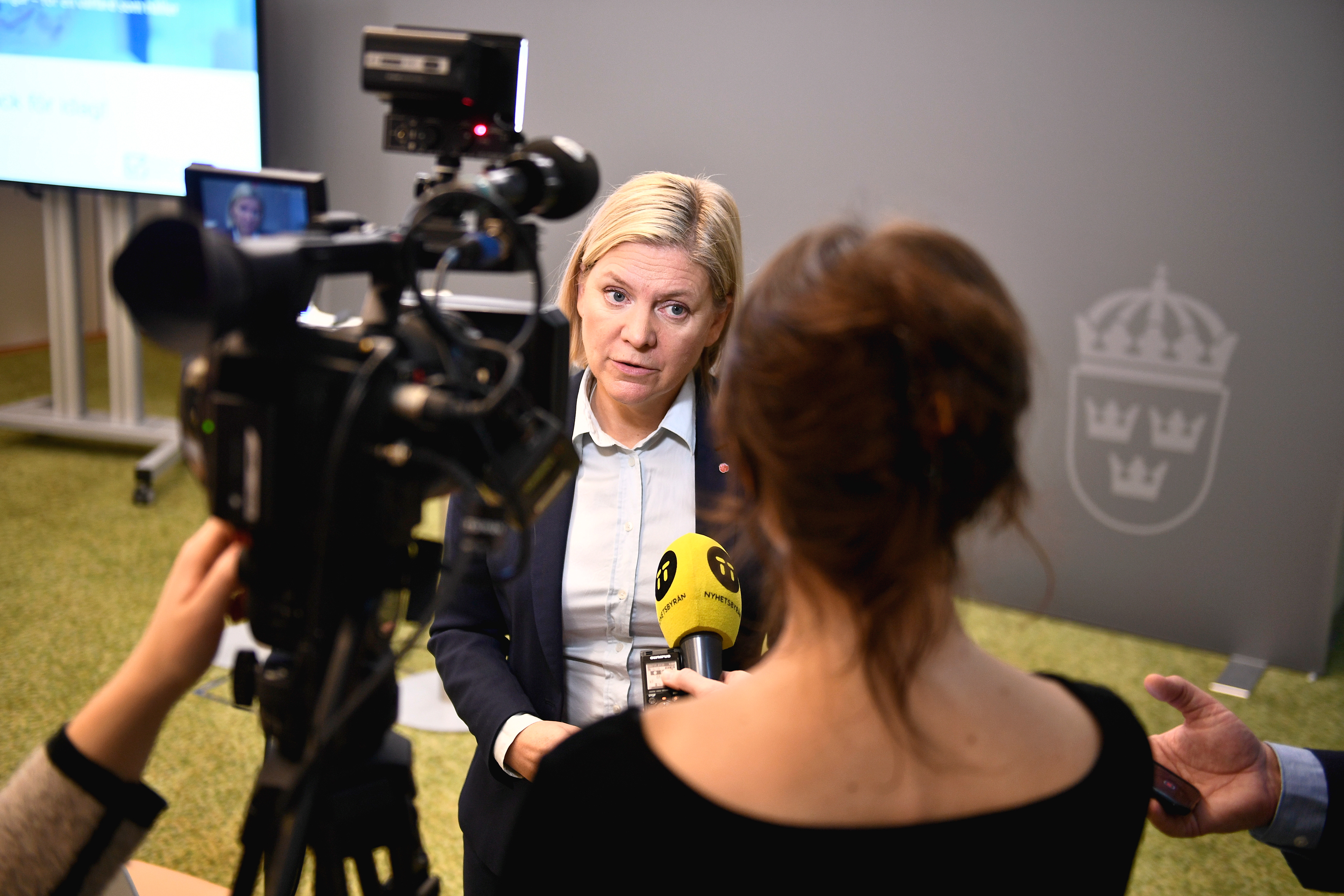 inansminister Magdalena Andersson intervjuas efter hon tagit emot huvudbetänkandet från Delegationen för korrekta utbetalningar från välfärdssystemen under en pressträff i Rosenbad. För TT Nyhetsbyrån.