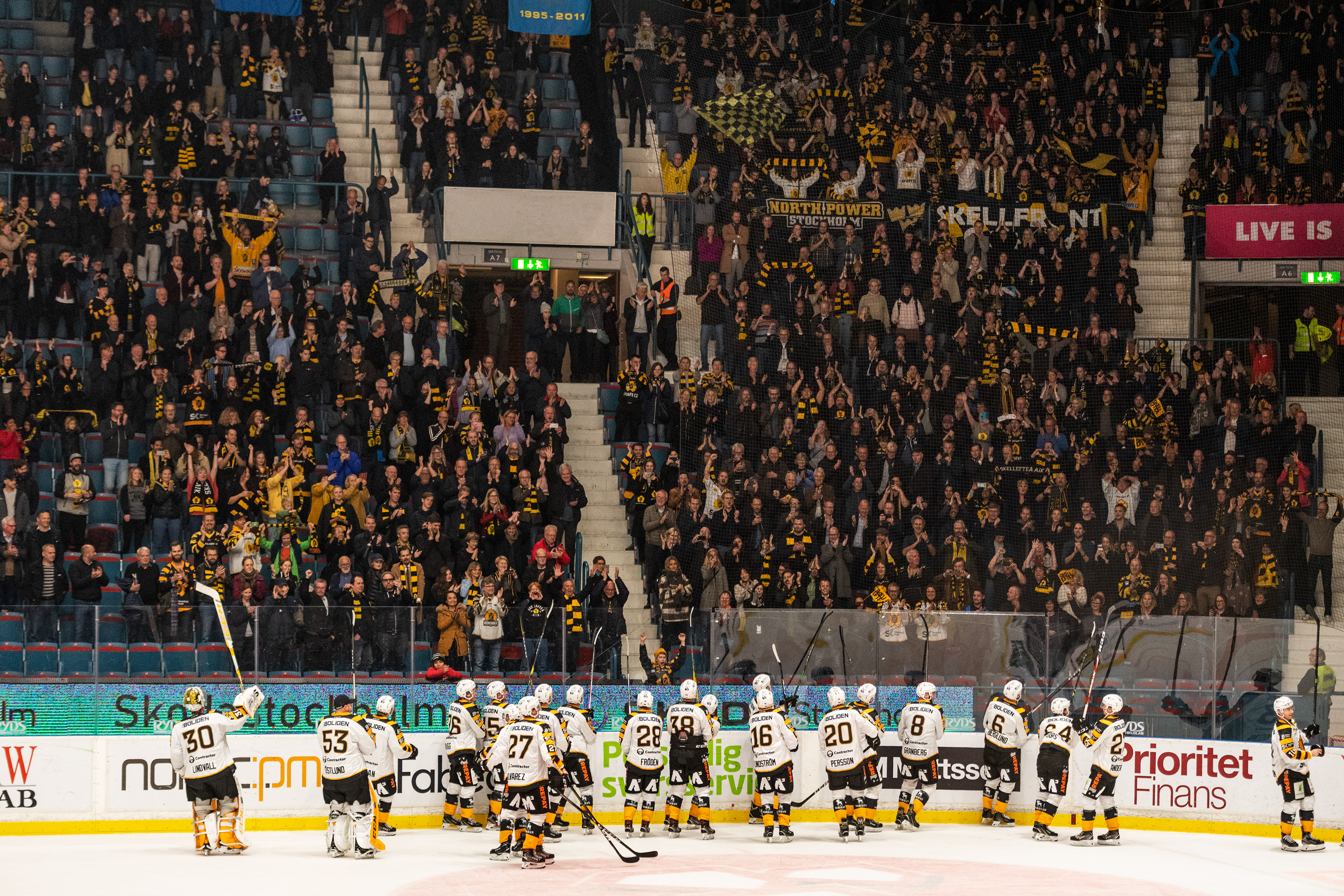 Skellefteå tackar publiken efter 1-3-vinsten under ishockeymatch i SHL mellan Djurgårdens IF och Skellefteå AIK på Hovet.