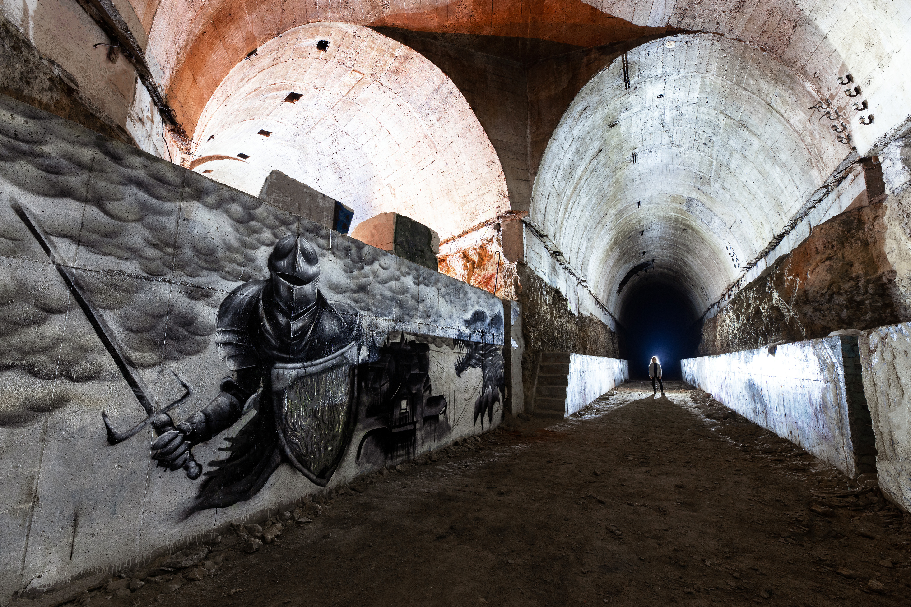 Gare souterraine mesurant 6 mètres de haut pour 10 mètres de diamètre et 1500 mètres de long. Elle était prévue pour réceptionner des fusées allemandes arrivant sur des trains durant la seconde guerre mondiale.