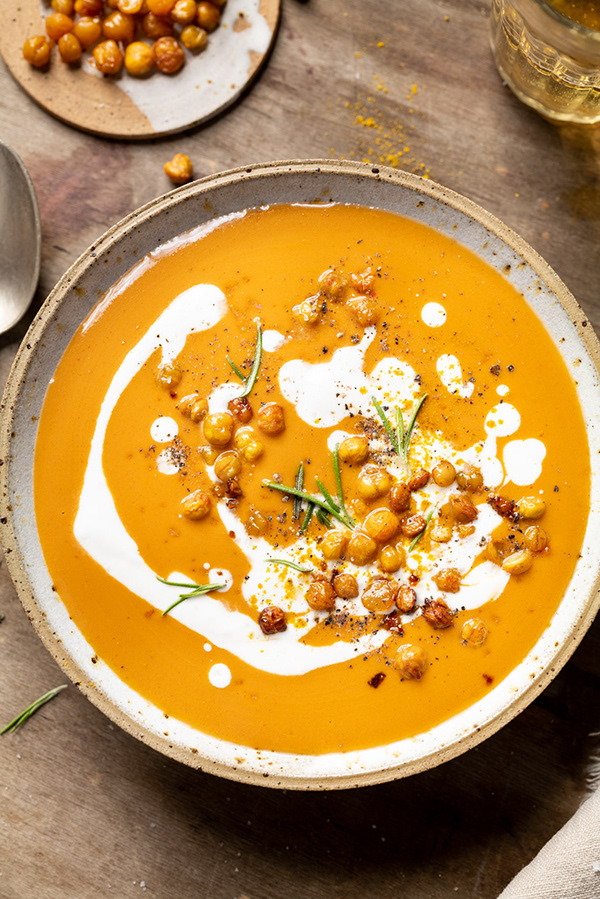 Lenaliciously - Cremige Kürbis Suppe mit gerösteten Kichererbsen