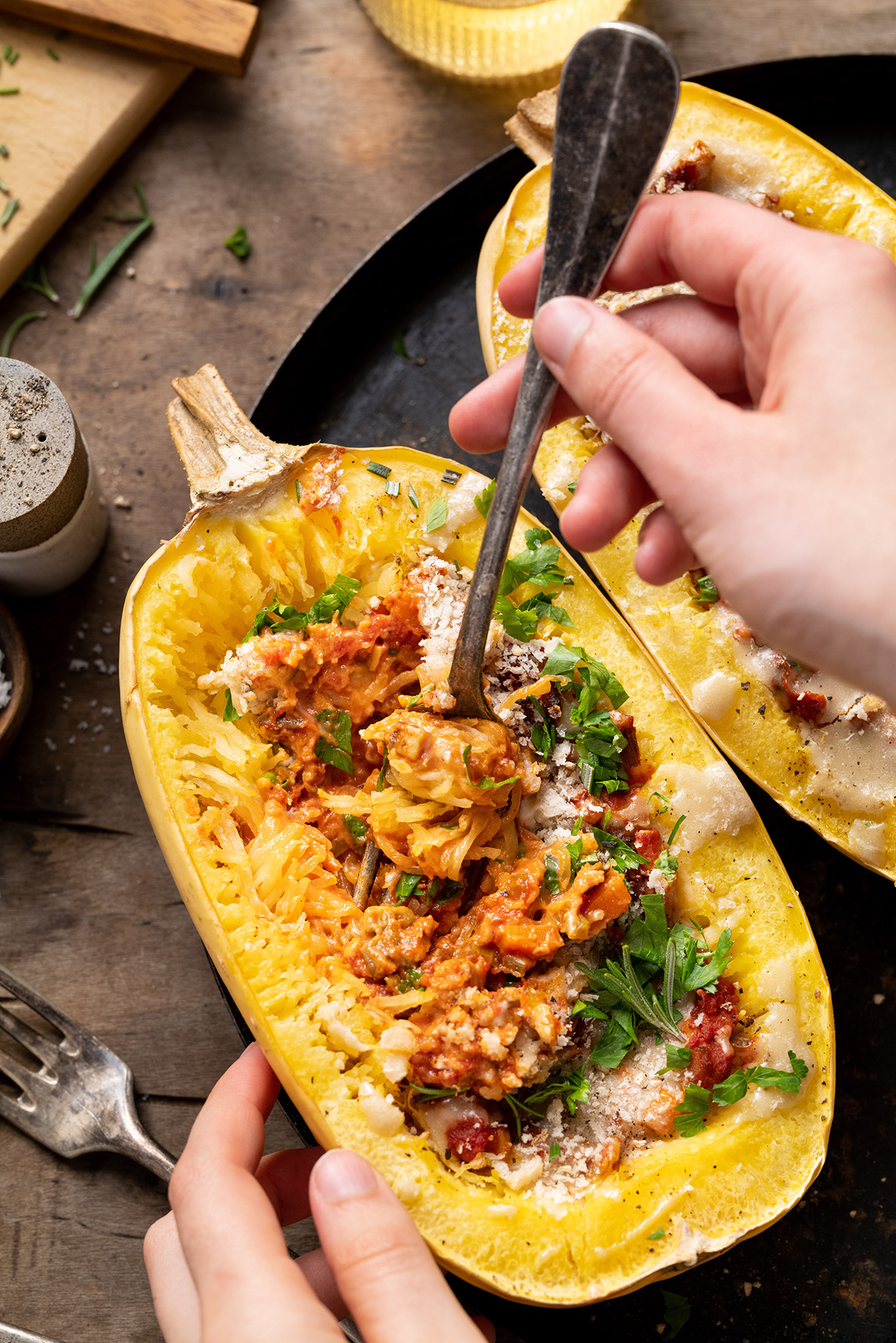 Lenaliciously - Spaghetti Kürbis gefüllt mit veganer Pilz-Bolognese