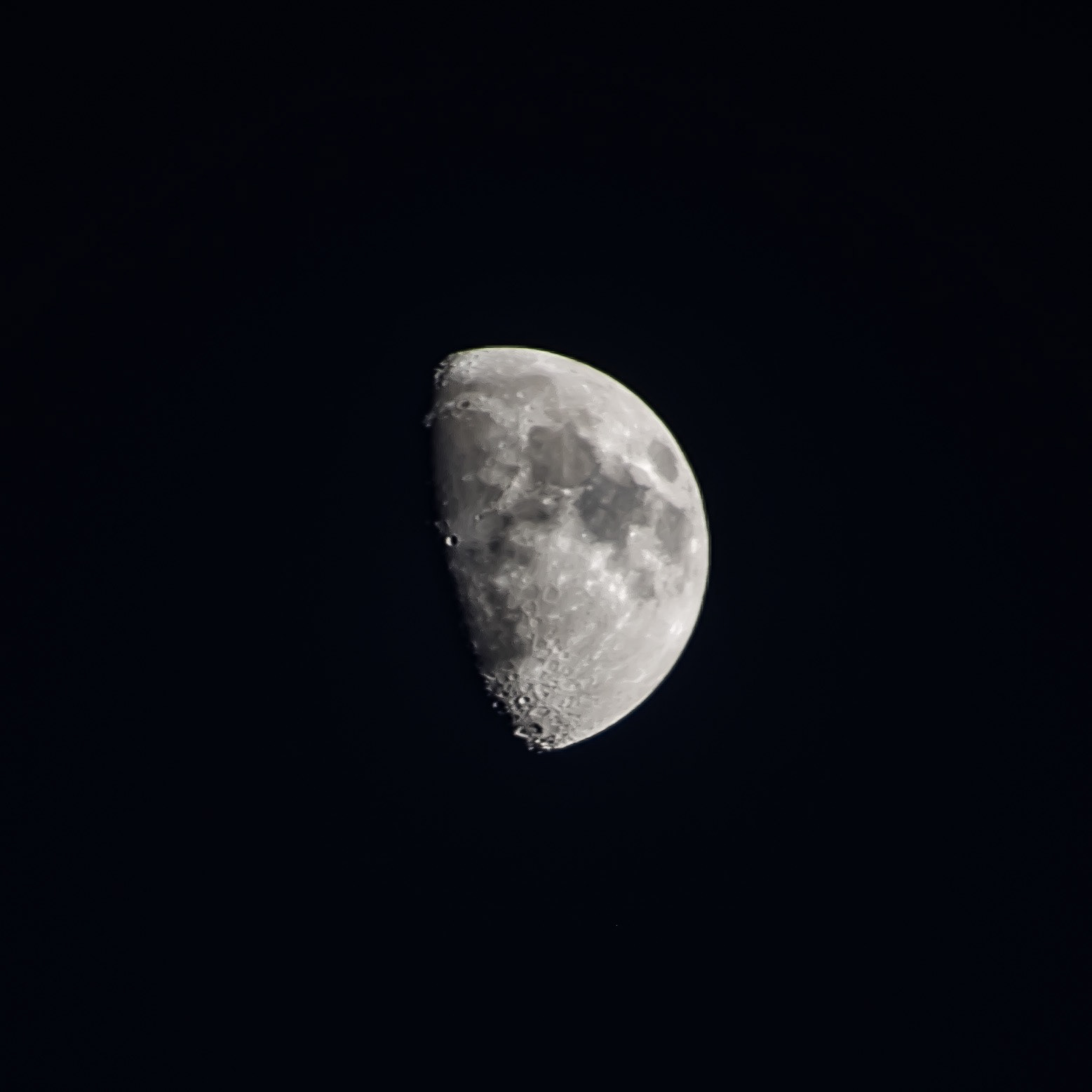 Луна на черном фоне. На темной стороне Луны. Тень кратеры Луны.