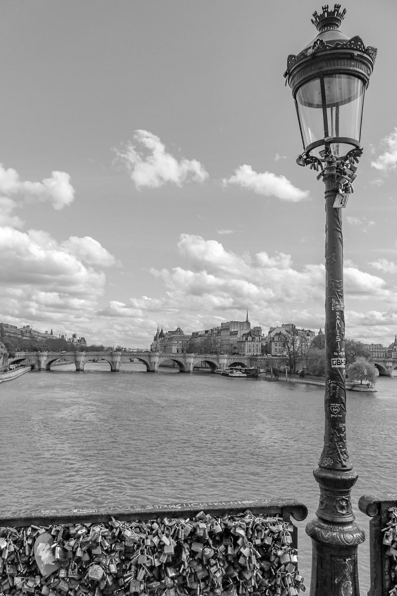 Ref. 1284 - Vista da Ponte das Artes, sob o rio Senna - Paris, França, 2012.
