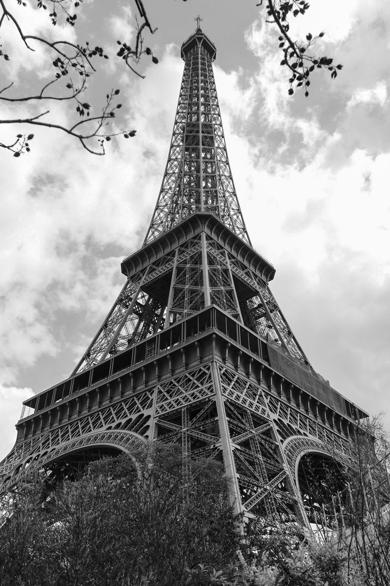 Ref. 2002 - Sob a torre Eiffel - Paris, França, 2014.