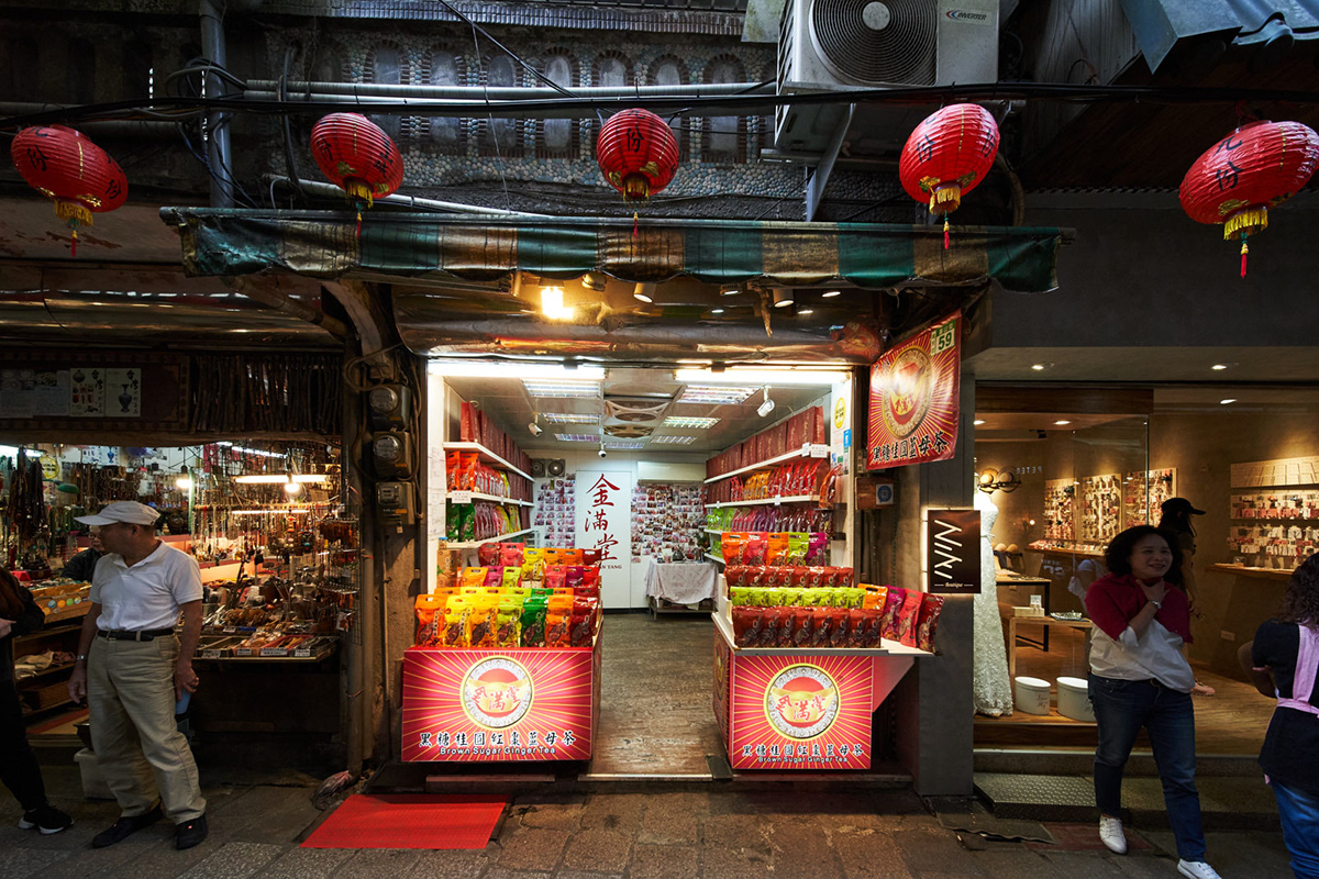 九份老街上的金滿堂店面,門前掛著紅色燈籠