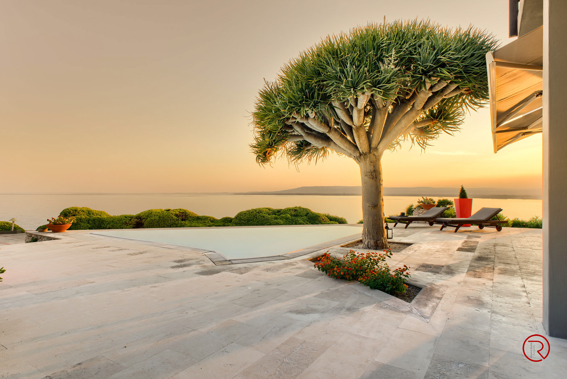 tramonto in villa sul mare con piscina in sicilia