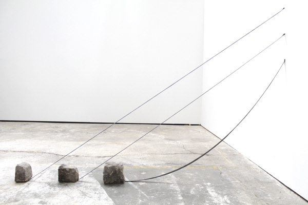 Liens / attachements : n° 2 / 2019 / installation in situ, dim.variables, pierres, sangles en cauchouc, selon distances égales, vue d’atelier Le Houloc