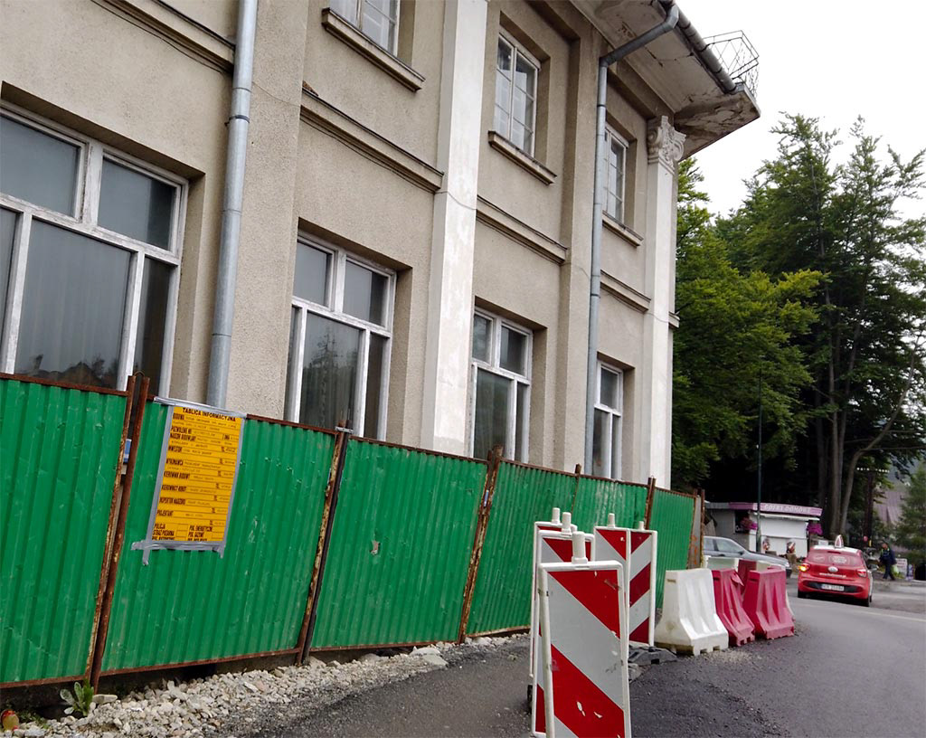 To przejście pod rozpadającym się budynkiem dawnego hotelu Imperial stanowi autentyczne zagrożenie dla pieszych. Odpadający tynk nad samym przejściem jest widoczny na zdjęciu. Zakopane 02-09-2019. Photo Jan Sandner