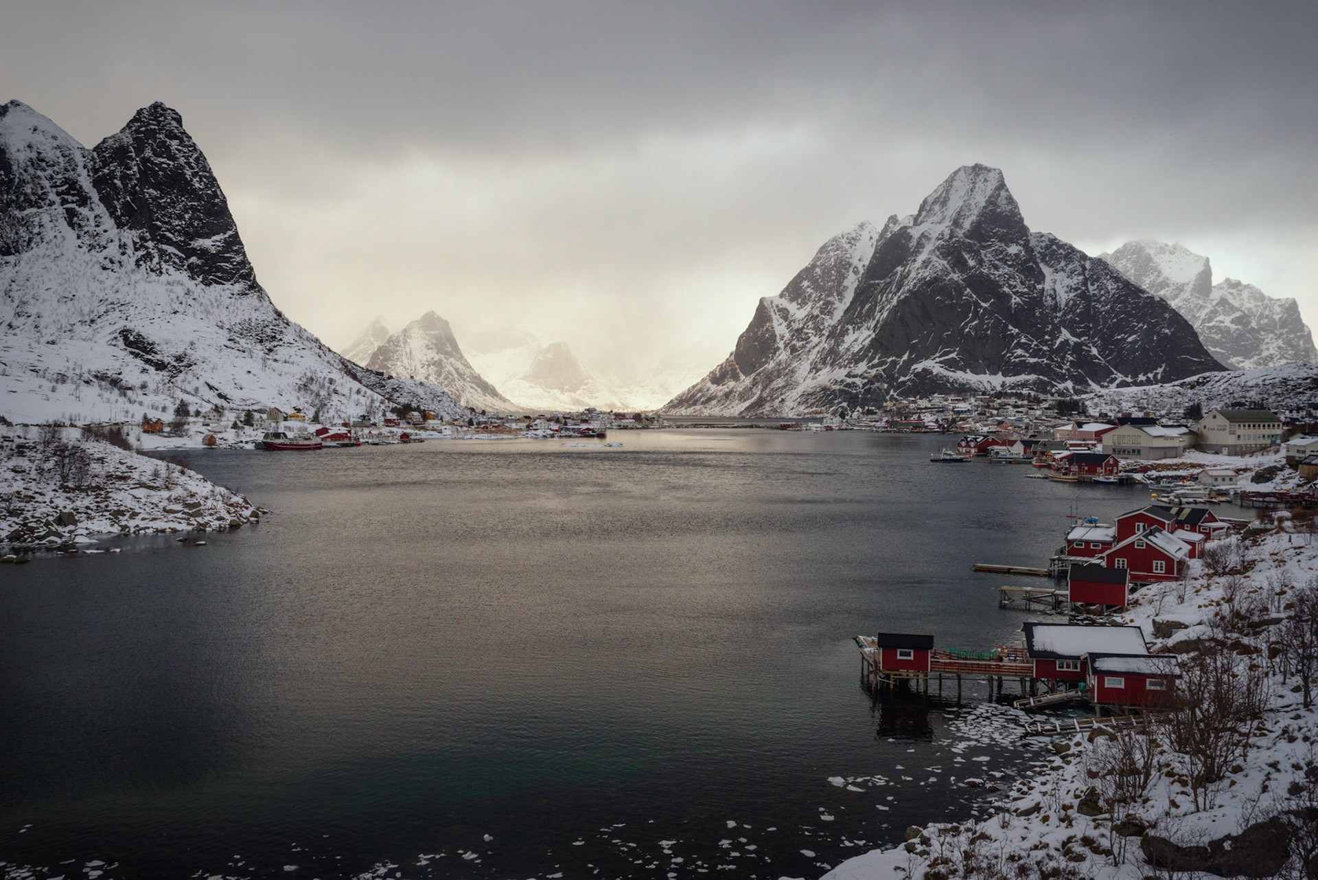 The village of Reine, in the Lofoten Islands.Reine, Nordland, NorwayMarch 17, 2018PENTAX K-1, HD PENTAX-D FA 24-70mm F2.8ED SDM WRISO 400 31 mm  ¹⁄₁₅ sec at ƒ / 11