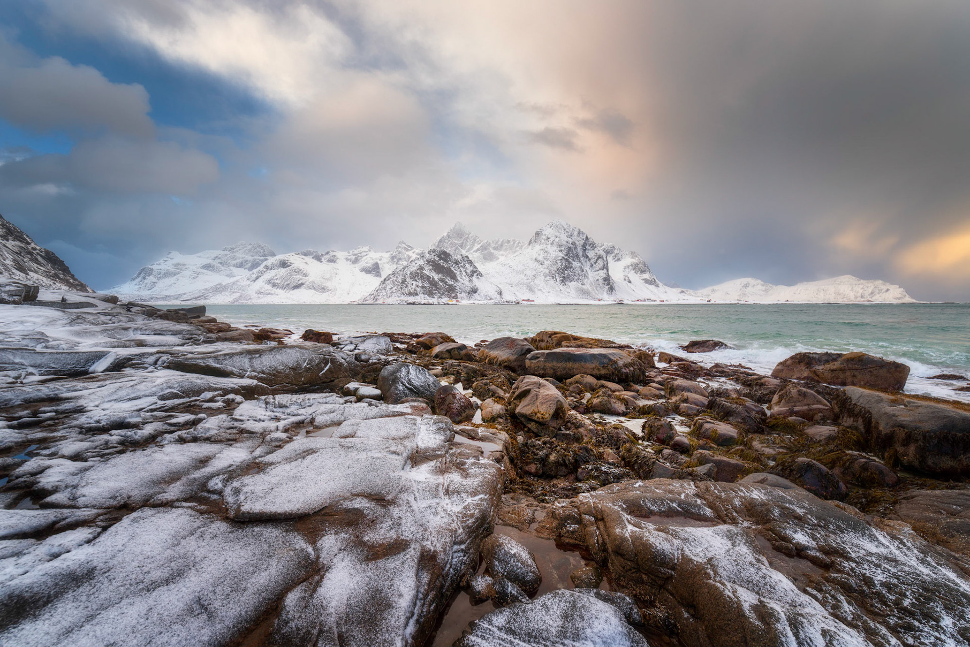 The rocky shoreline along Vareidsundet, leading into Flakstadpollen.Vareid, Nordland, NorwayMarch 19, 2018PENTAX K-1, HD PENTAX-D FA 15-30mm F2.8ED SDM WRISO 400 15 mm  ¹⁄₁₂₅ sec at ƒ / 10