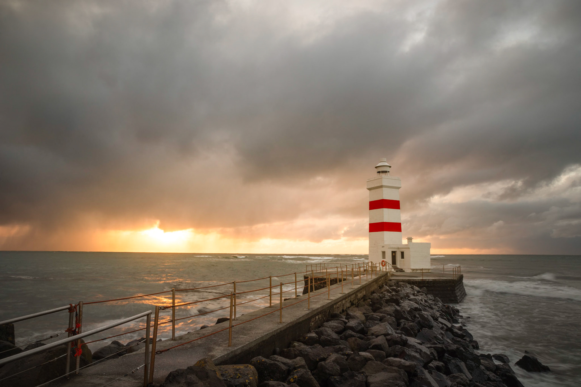 Sunset at Garður lighthouseSuðurnes, IcelandMarch 21, 2019Pentax K-1, HD PENTAX-D FA 24-70mm F2.8ED SDM WRISO 100 24 mm  0.4 sec at ƒ / 18