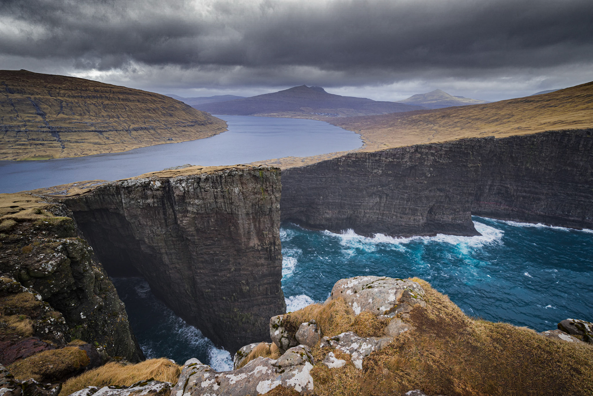 s ø r v á g s v a t n  15674Vágar, Faroe IslandsMarch 26, 2019Pentax K-1, HD PENTAX-D FA 15-30mm F2.8ED SDM WRISO 200 15 mm  ¹⁄₈₀ sec at ƒ / 11