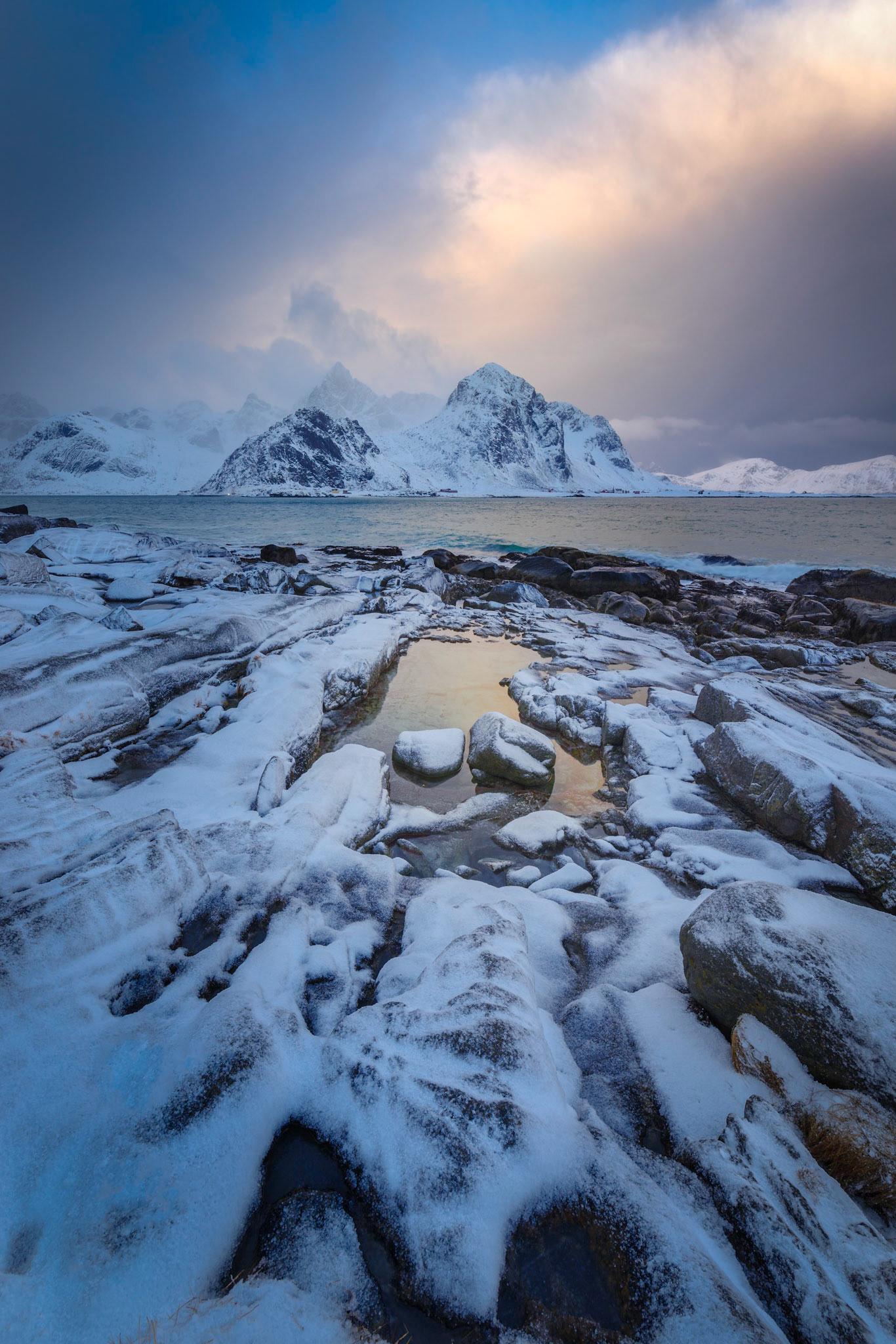 The rocky shoreline along Vareidsundet, leading into Flakstadpollen.Vareid, Nordland, NorwayMarch 19, 2018PENTAX K-1, HD PENTAX-D FA 15-30mm F2.8ED SDM WRISO 100 15 mm  ⅙ sec at ƒ / 18