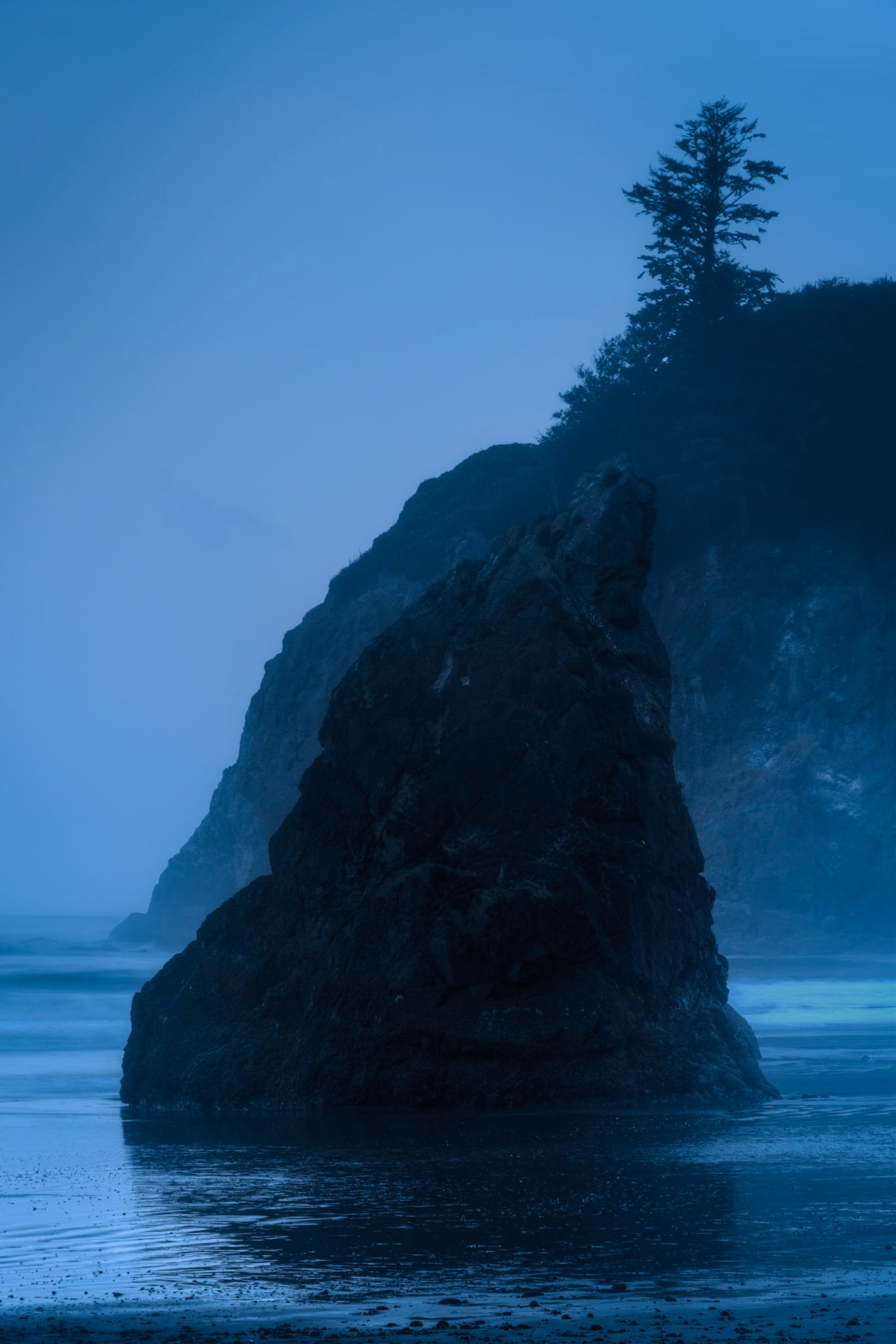 Early on a somewhat foggy morning at Ruby Beach.Olympic National ParkWashingtonAugust 5, 2016This is an HDR image consisting of 5 exposures merged in Photomatix Pro. Additional processing in Lightroom and Photoshop.PENTAX K-1, TAMRON 28-300mm F3.5-6.3 Ultra zoom XRISO 100 115 mm  0.3 sec at ƒ / 16