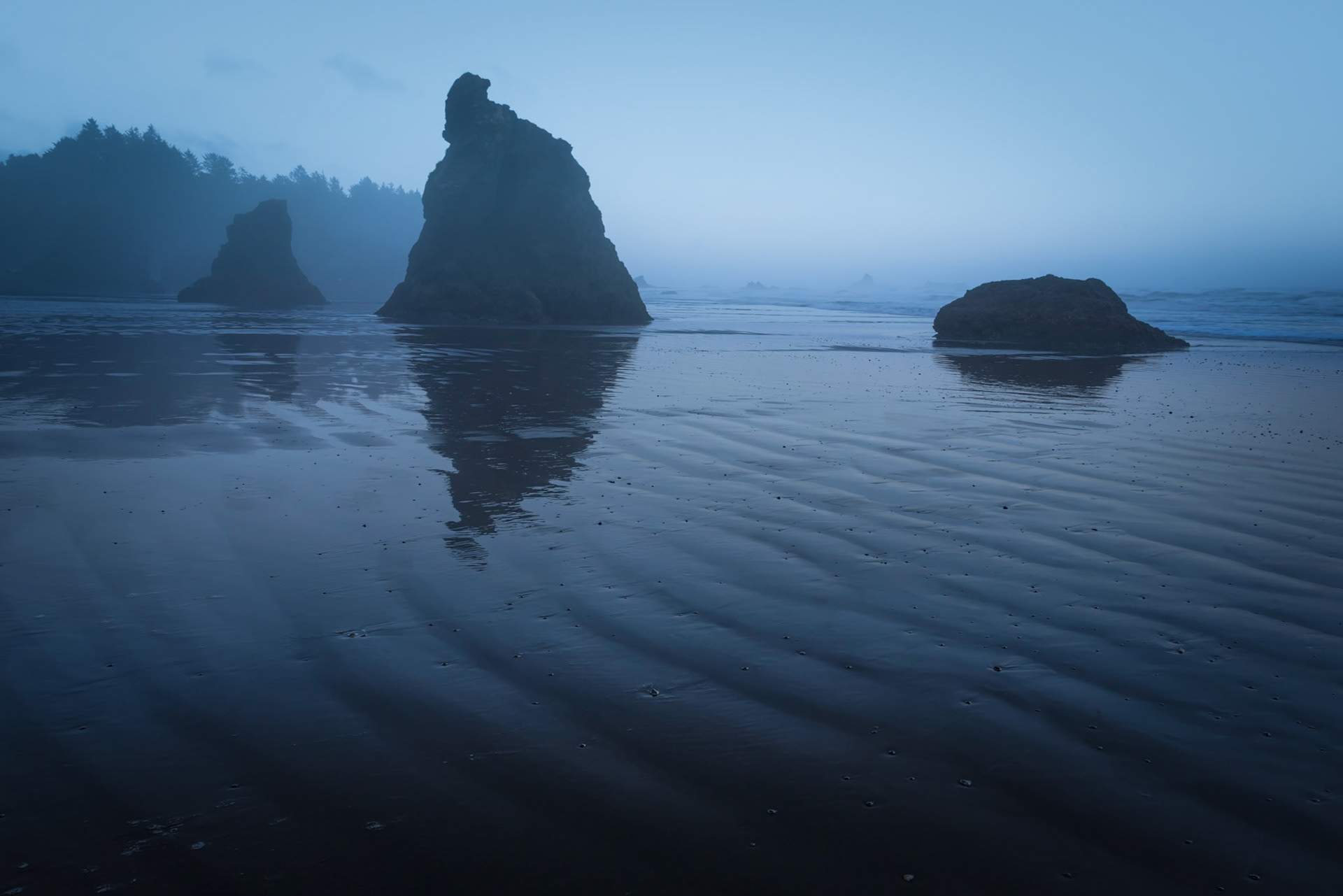 A foggy dawn at Ruby Beach.Olympic National ParkWashingtonAugust 5, 2016PENTAX K-1, TAMRON 28-300mm F3.5-6.3 Ultra zoom XRISO 100 28 mm  ¼ sec at ƒ / 16