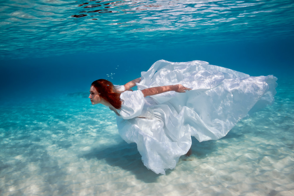 Девушка в воде красиво. Девушка в платье под водой. Подводная фотосессия. Девушка и океан.