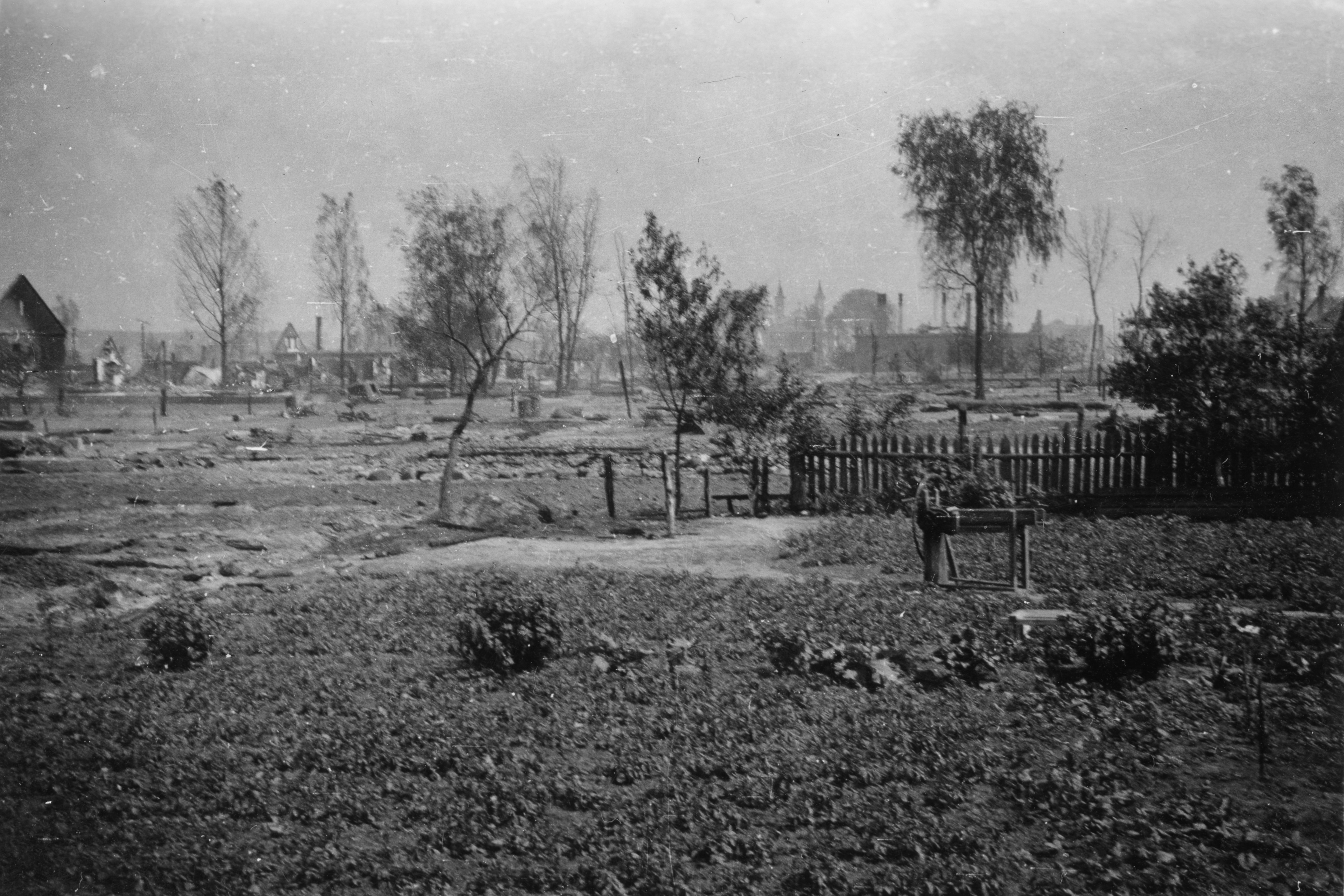 1941 - 1943 | Zabłudów - widok ogólny - w tle kościół pw. św. Apostołów Piotra i Pawła w Zabłudowie | z arch. MOAK