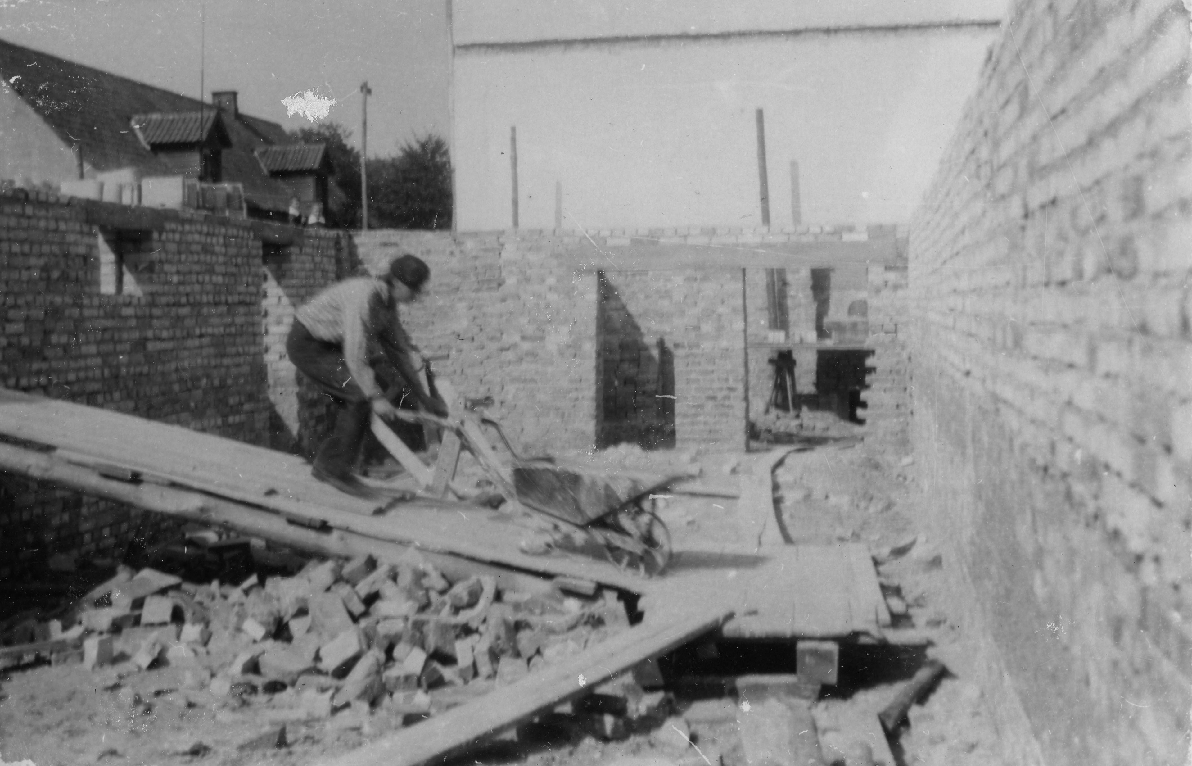1967.10.14 | Budowa sali gimnastycznej przy Szkole Podstawowej w Zabłudowie | z arch. Zespołu Szkolno-Przedszkolnego w Zabłudowie
