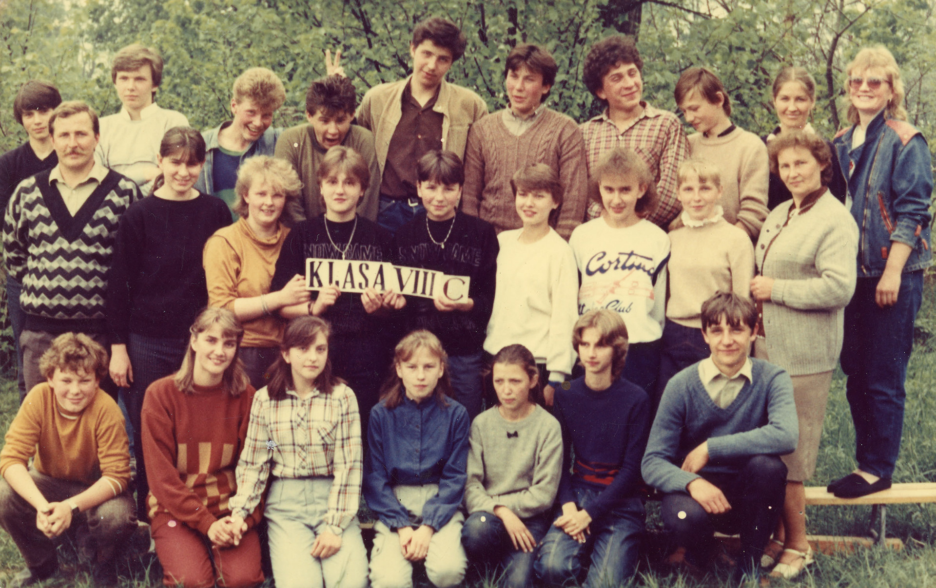 1988/1989 | Klasa VIII C - od prawej u góry Grażyna Zakrzewska-Dąb - dyrektor, Lucyna Rojecka, x, Grzegorz Samsonowicz, Sławomir Mularczyk | z arch. Ireny Samsonowicz