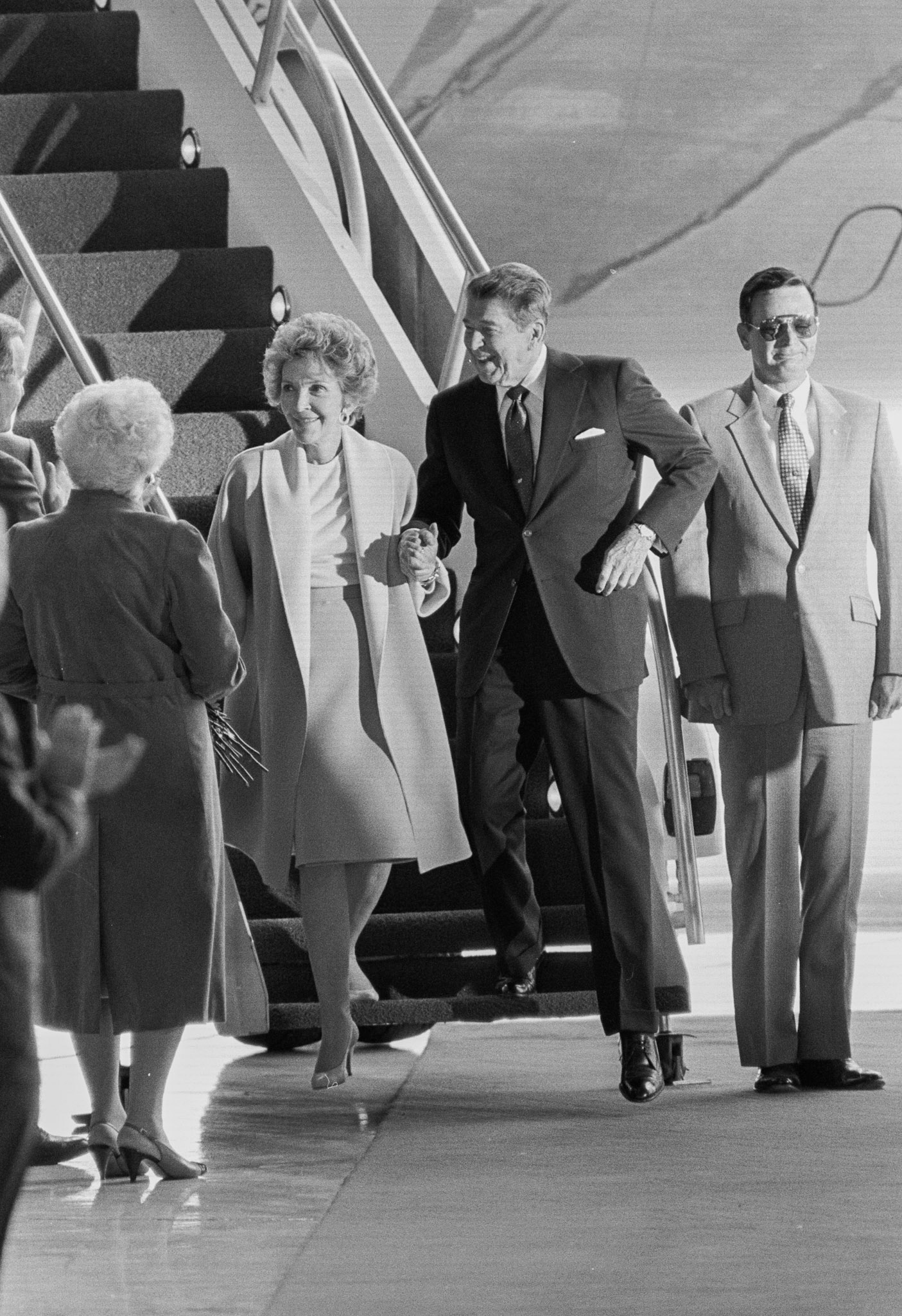 President and Mrs. Reagan alight from Air Force One on their return from a summit with Gorbachev to Andrews AFB, June 3, 1988.