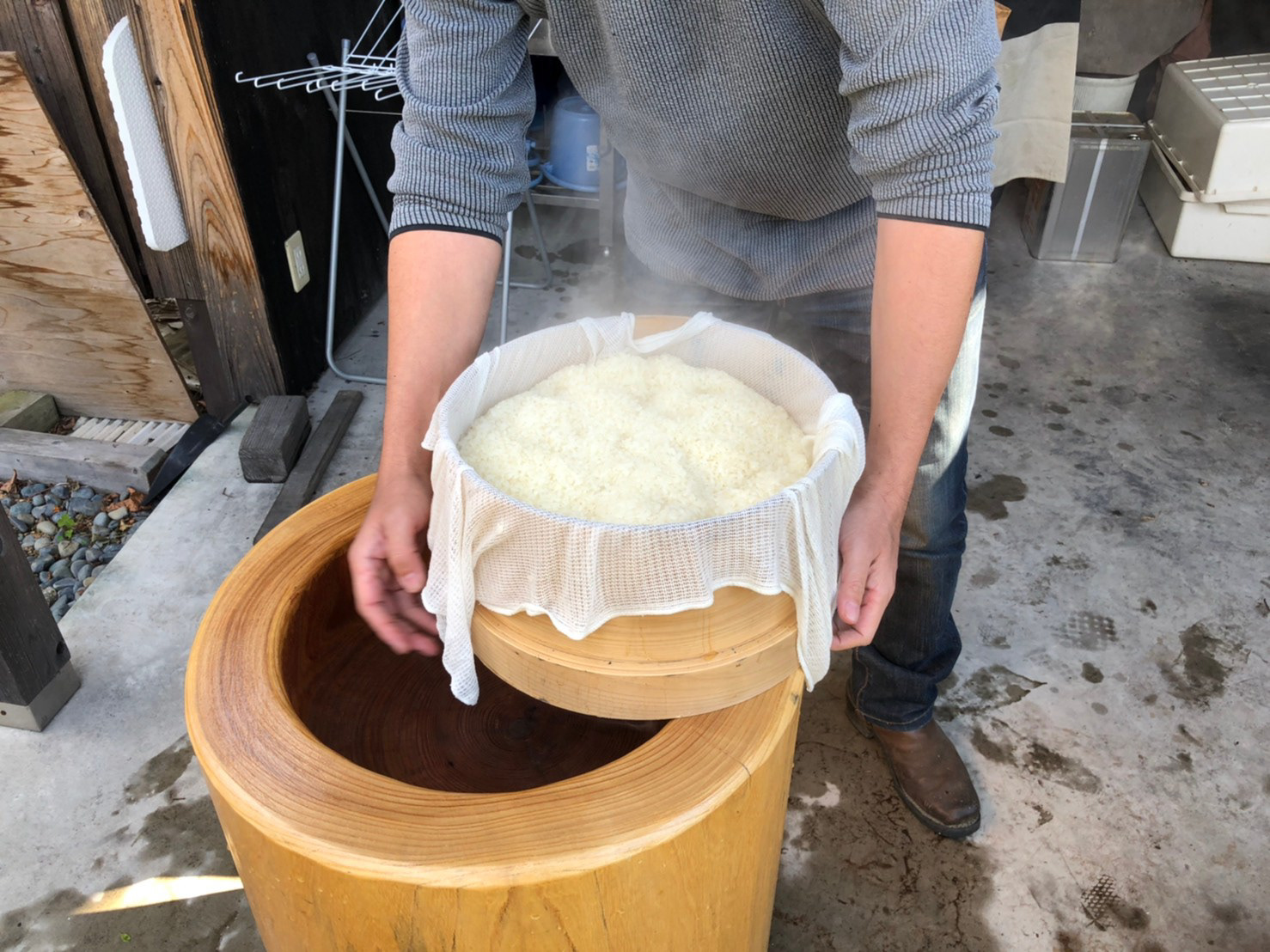 蒸しあがったもち米。もうこの段階でおいしい(^^♪