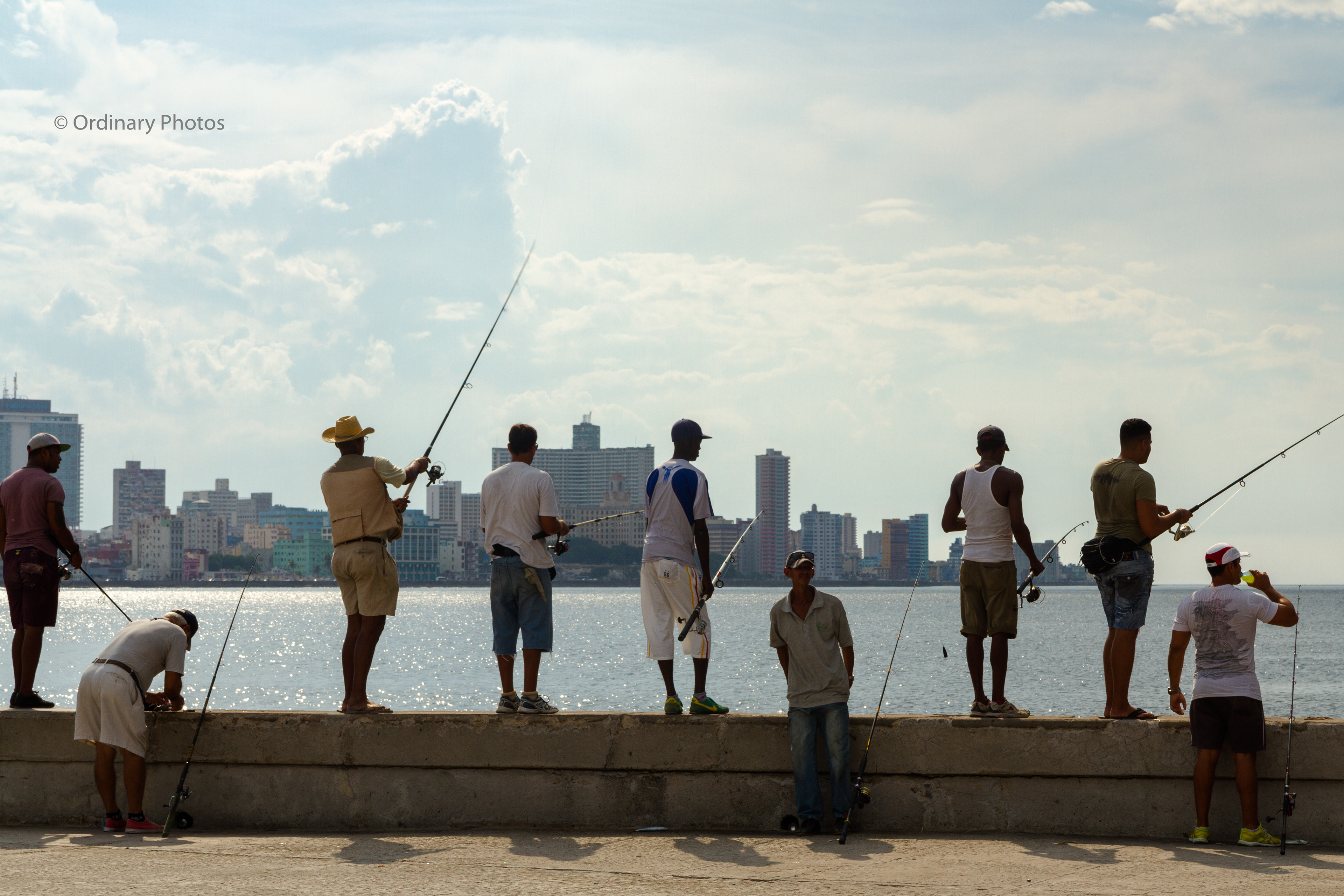 Vissen vanaf de kade in Havana, Cuba