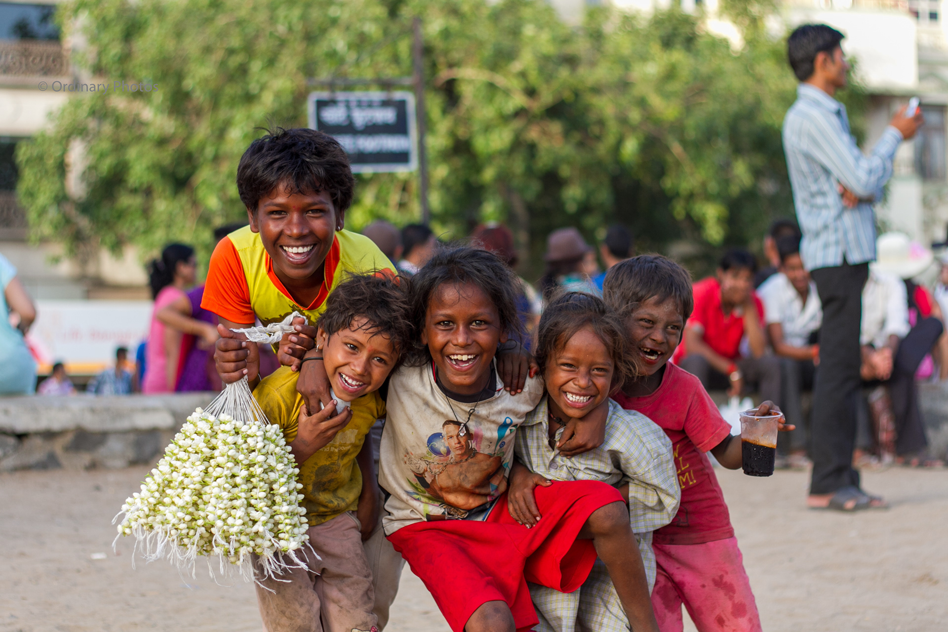 Kinderen op Chowpatty Beach in Mumbai