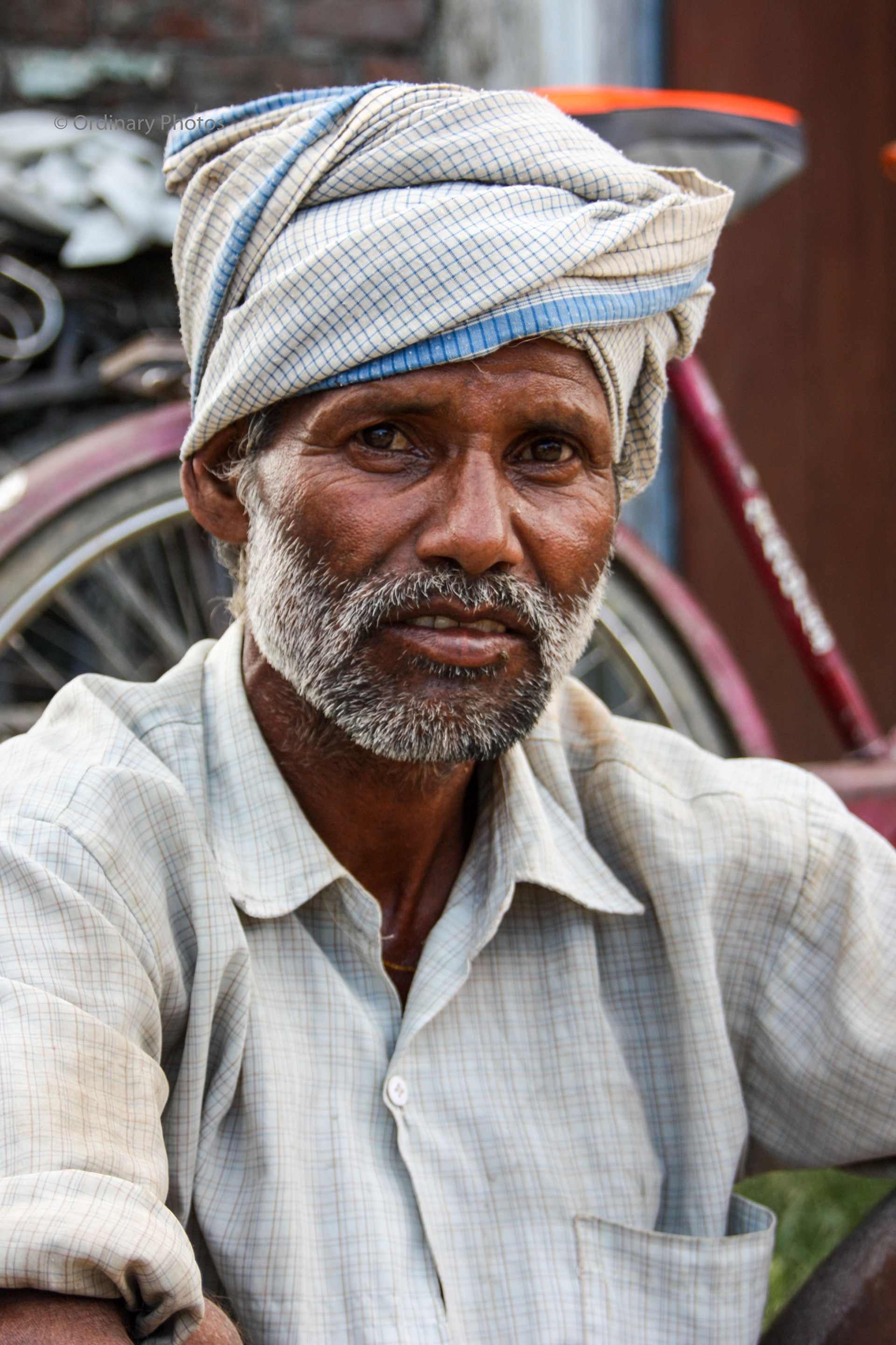 Een portretfoto van een man in Lumbini, Nepal