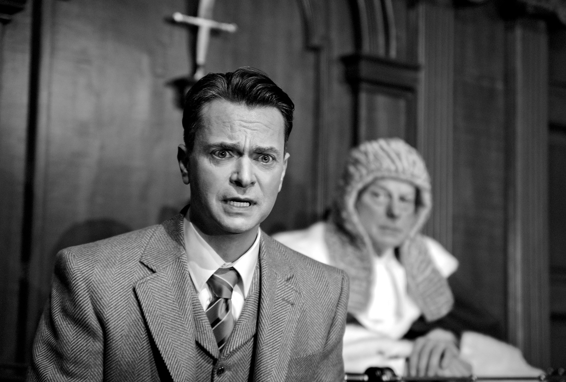 theater scene mann ängstlich vor gericht