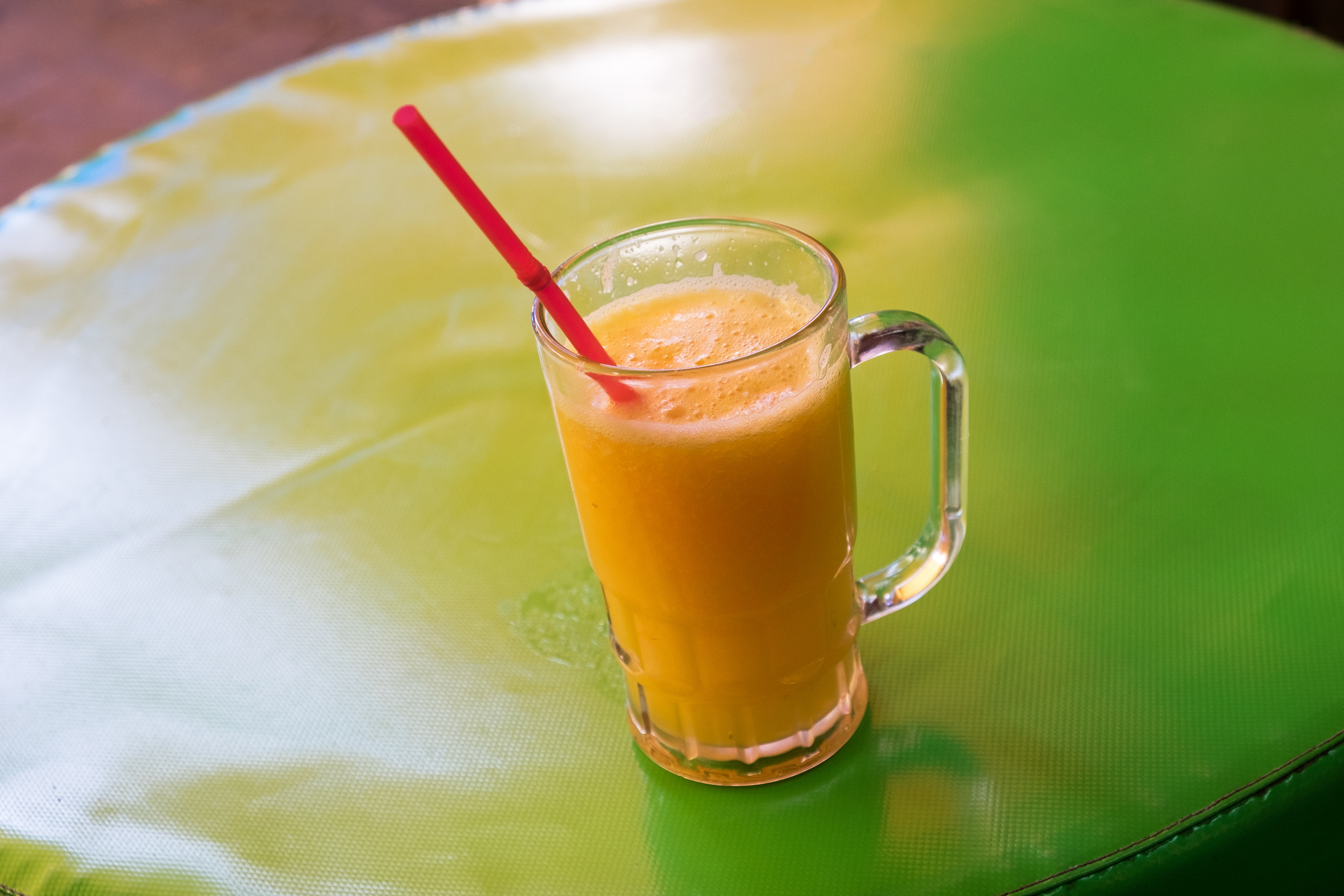 Frischer Orangensaft auf grüner Tischdecke
