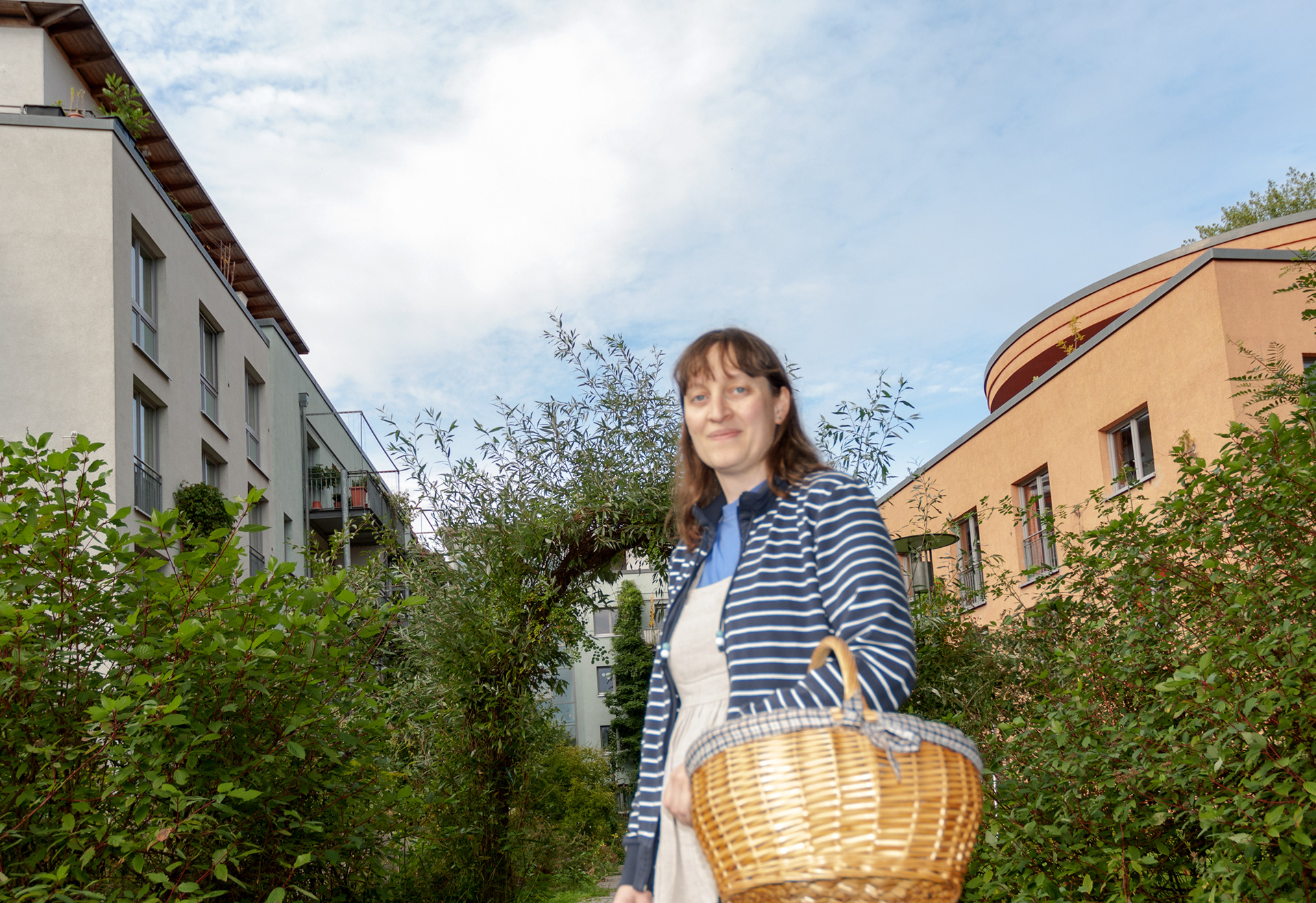 lächelnde frau mit korb