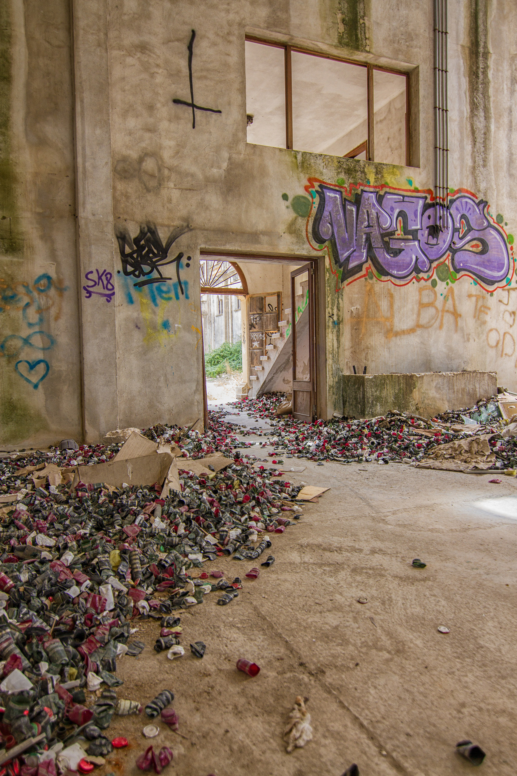 Blick zum Eingang einer verlassenen Bodega in Spanien, Lost Places, Fotobagaluten