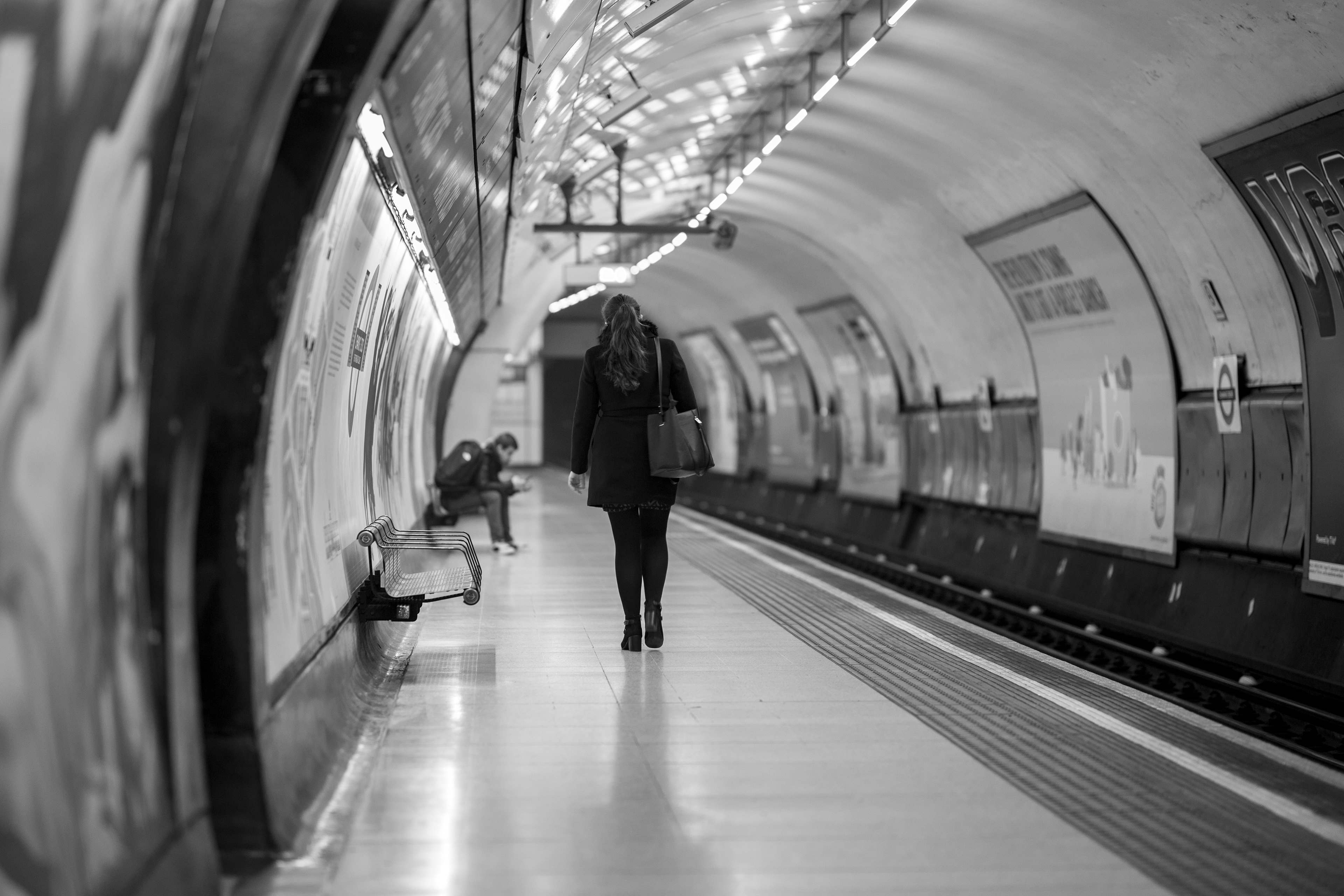Schwarzweiß bild Frau Bahnsteig tube, London, fotobagaluten