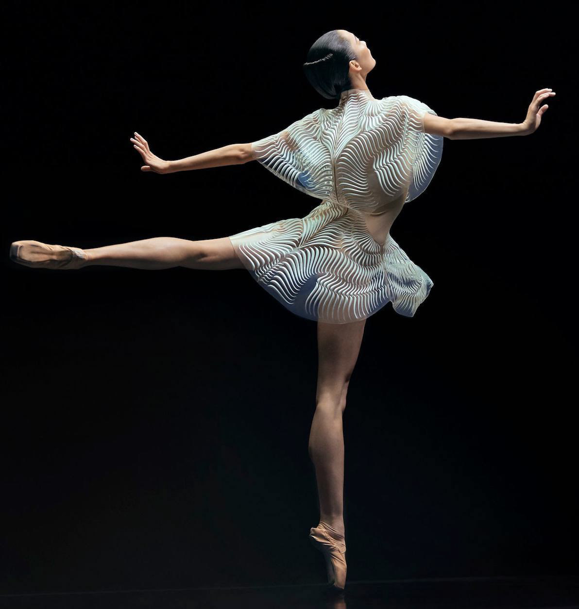 BIOMIMICRY (Iris Van Herpen, 2020) Elle prend la nature pour source d’inspiration, s’inspirant de son fonctionnement par biomimétisme. Les robes semblent flotter autour de la danseuse comme si elles prenaient vie.