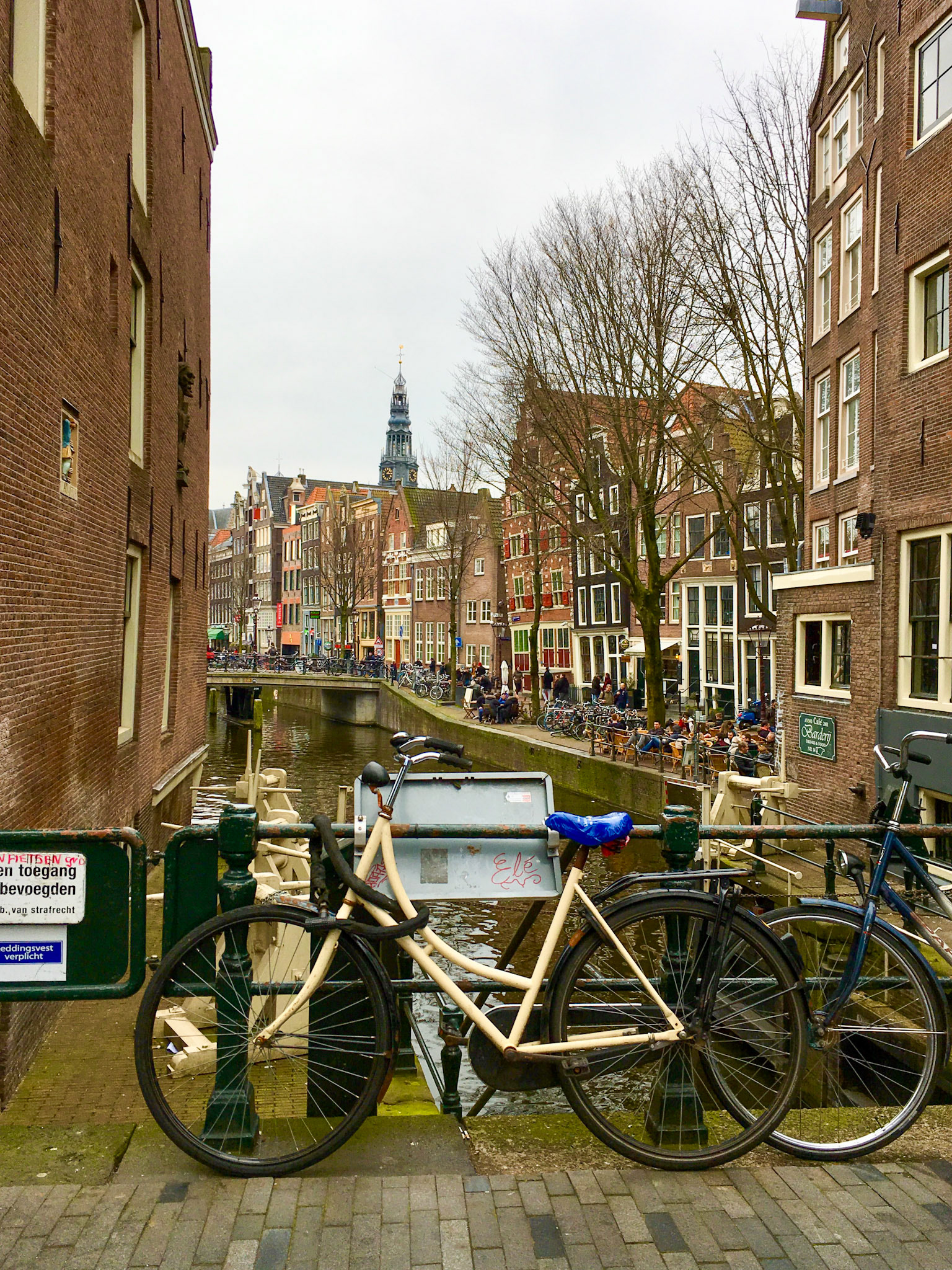 AMSTERDAM (Pays-Bas) L’espace urbain est conçu à Amsterdam d’une manière singulière. Contrairement à la France, le véhicule majoritaire n’est non pas la voiture mais bel et bien le vélo. La mobilité lente est largement encouragée et appliquée rentrant dans leur mode de vie. On ne rencontre non plus des autoroutes d’automobiles mais de vélos.