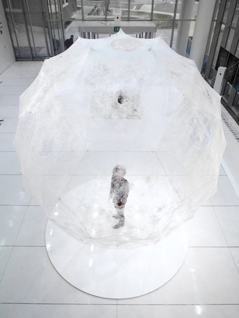 SILK PAVILION (Neri Oxman, 2013) Au MIT media lab, Neri Oxman s’associe avec des designers, biologistes et ingénieurs. Ils innovent ensemble, recherchant de nouvelles techniques et matériaux plus responsables écologiquement.