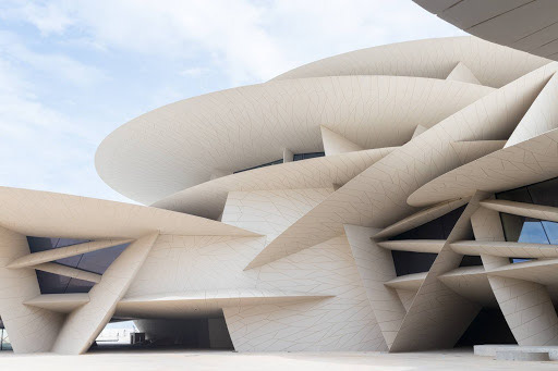 MUSÉE DU QUATAR (Jean Nouvel, 1975) L’ornement est au cœur de cette architecture. Par biomimétisme, tous les disques s’accumulent, se superposent rappelant une rose des sables. J’aime particulièrement la grande finesse qui en ressort, tel un bijou posé en plein espace urbain.
