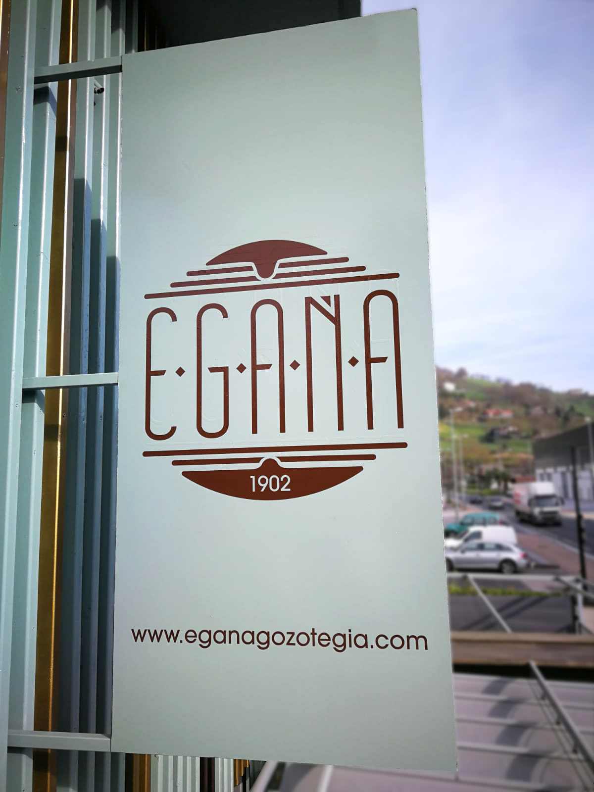 Producción y colocación de vinilos de corte en estandarte situado en la fachada del local de Egaña Gozotegia sito en Landeta Hiribidea, 19 Azpeitia.